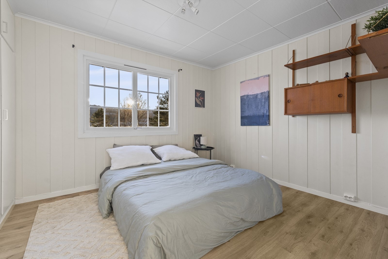 Soverom nr. 3. Her bor du i rolige omgivelser og kan nyte en god nattesøvn. (Hyllene på vegg vil medfølge) Galleribilde