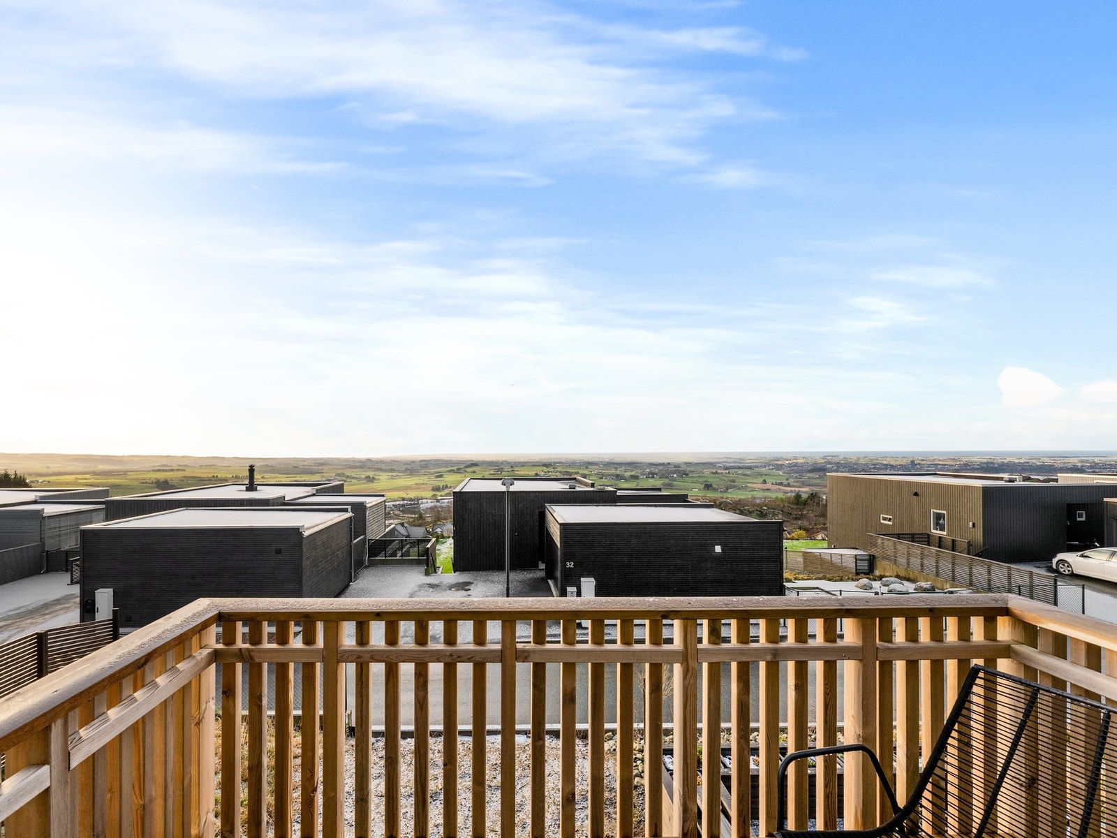 Fra kjøkkenet har boligen utgang til en praktisk balkong i andre etasje. Galleribilde