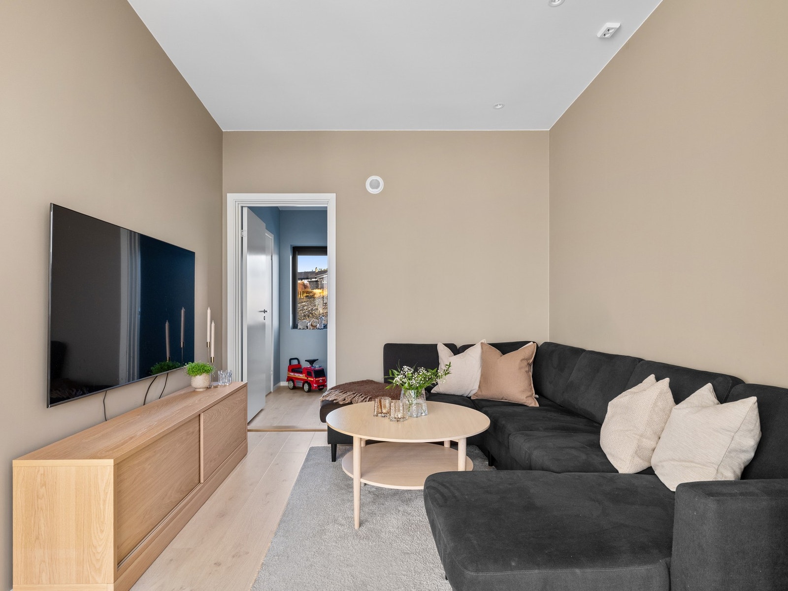 Stuevinduene er store og gir fint lysinnslipp, og det er utgang til boligens balkong. Galleribilde