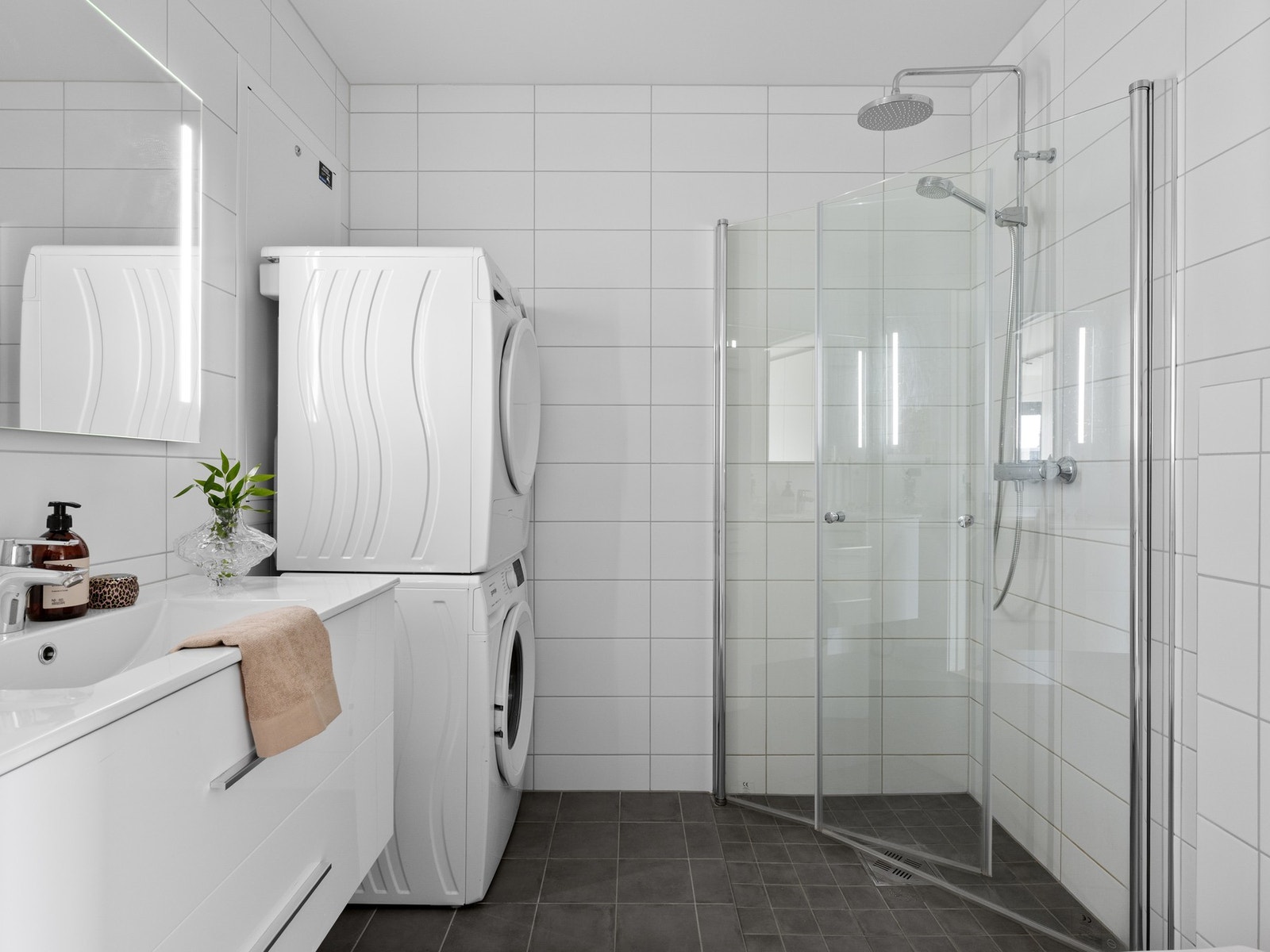 Boligen har et bad, badet er plassert i boligens første etasje. Galleribilde