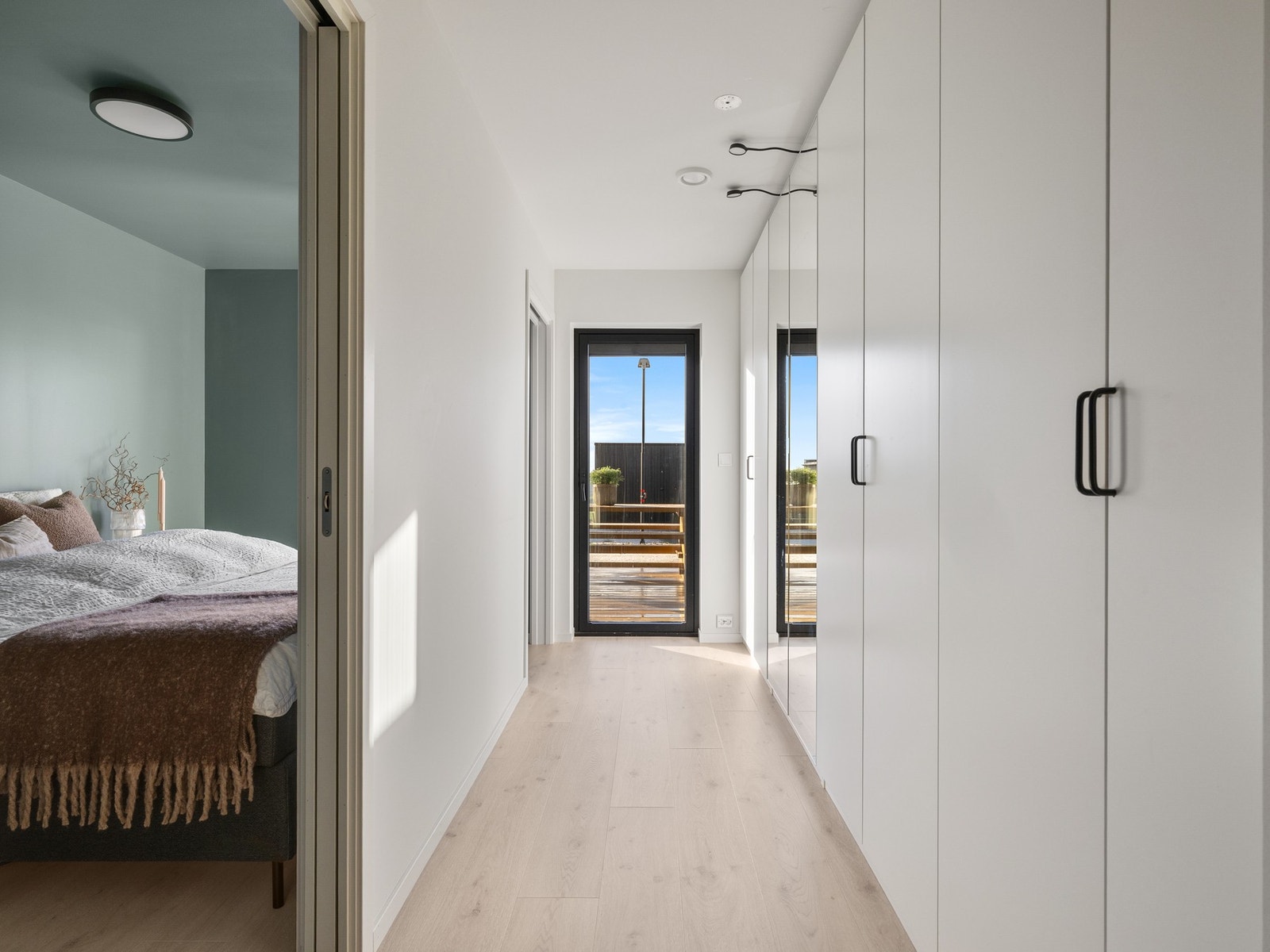 Det er godt med garderobeskap for diverse lagring av klær og sko. Galleribilde