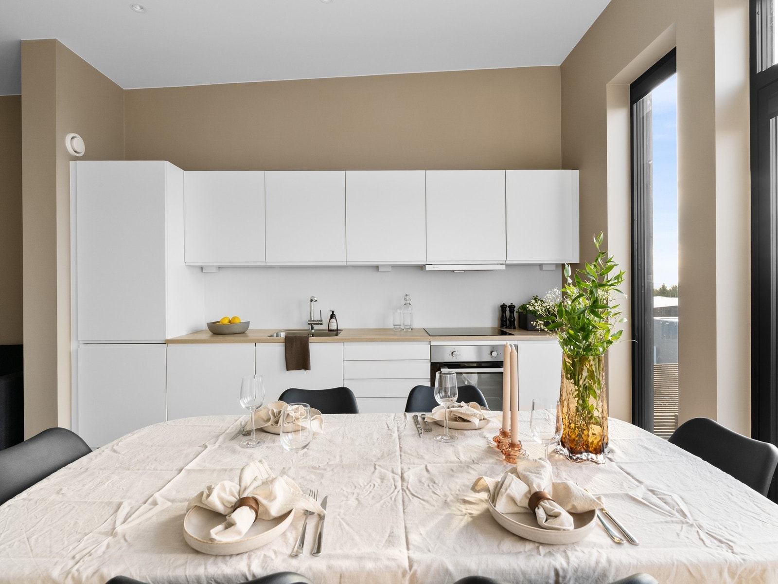 Kjøkkenet er videre utstyrt med koketopp, stekeovn, oppvaskmaskin og kjøleskap. Galleribilde