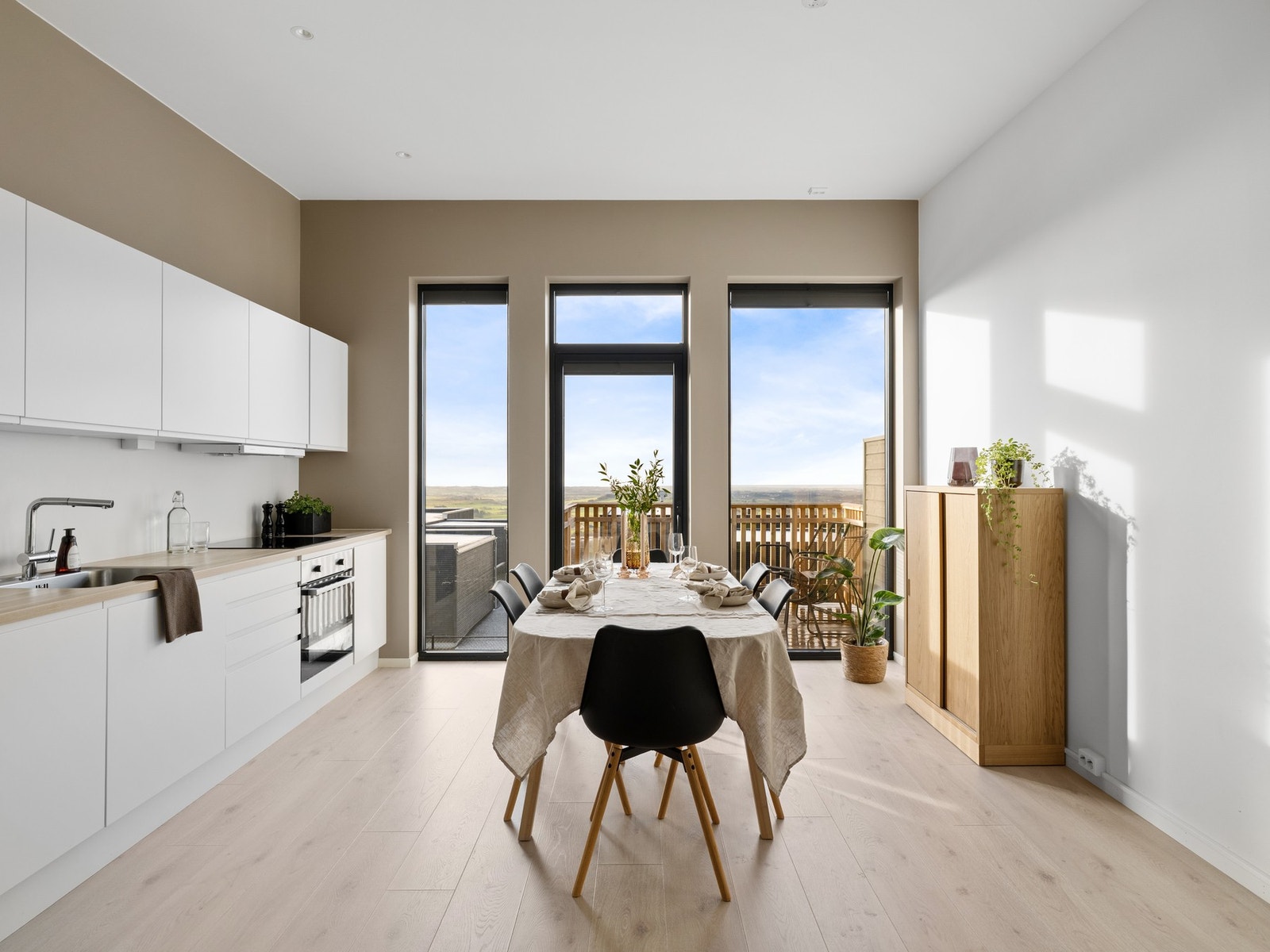 Nyere og moderne rekkehus fra 2023 over to plan. Galleribilde