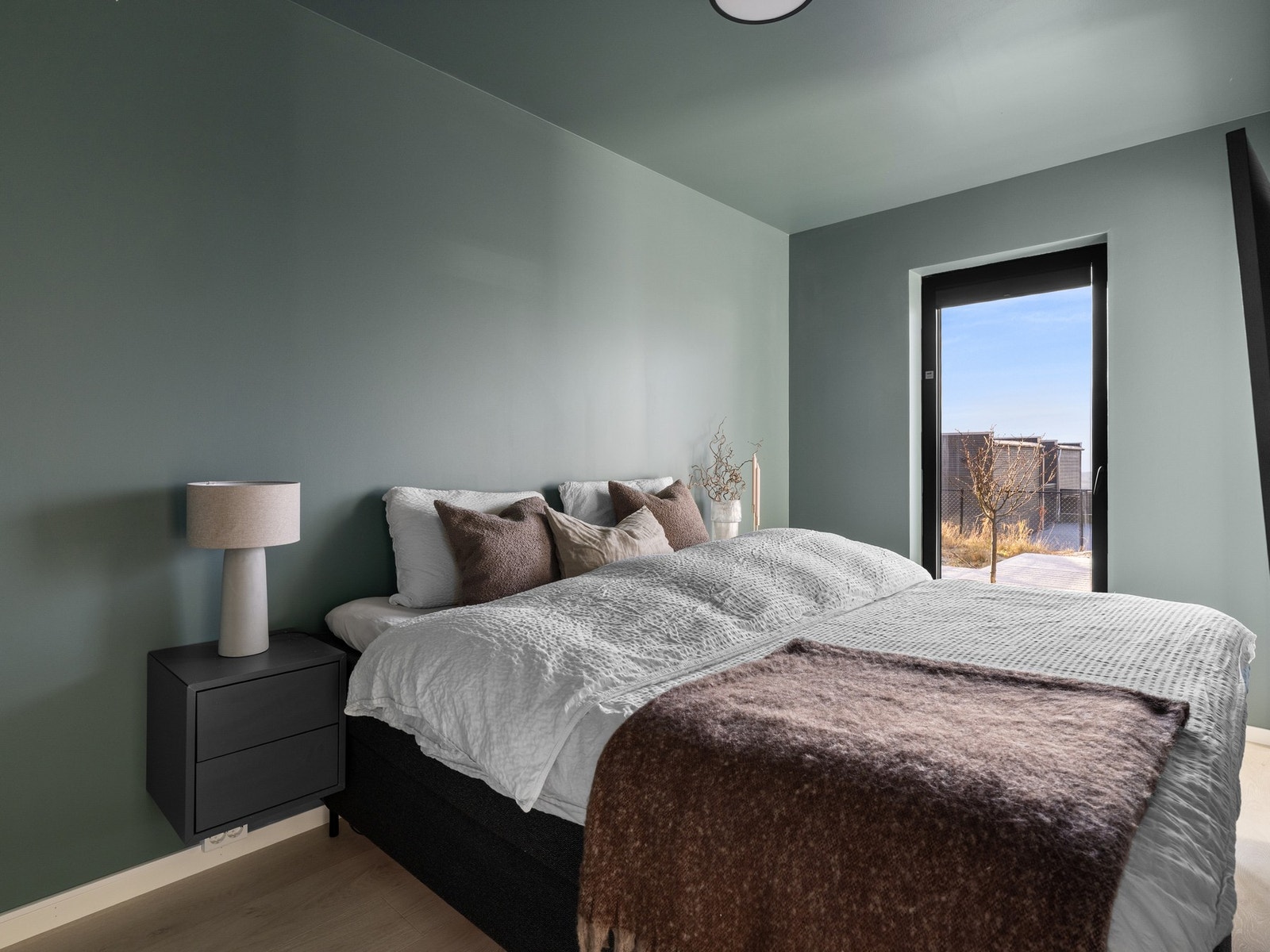 Hovedsoverommet har god plass til dobbeltseng, nattbord og garderobeløsning. Galleribilde