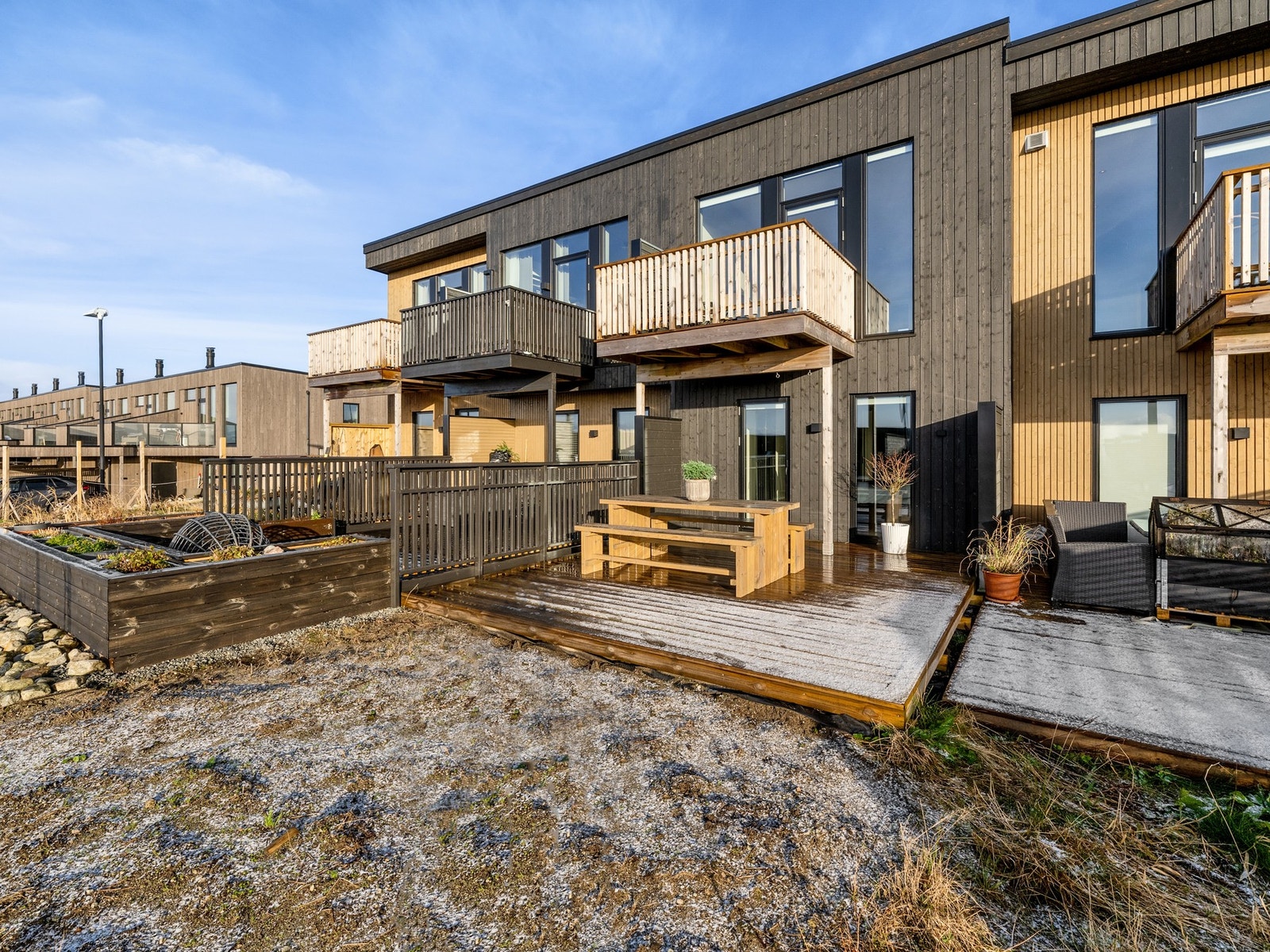Uteområdet er opparbeidet med terrasse med gode solforhold. Galleribilde