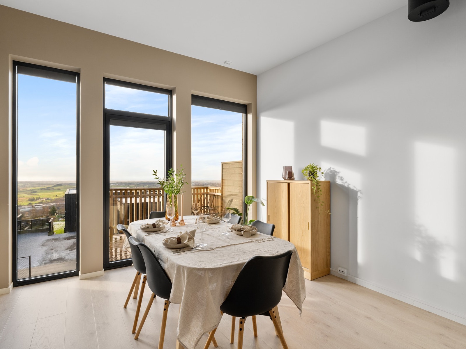 Rommet innbyr til sosiale sammenkomster sammen med familie og venner. Galleribilde