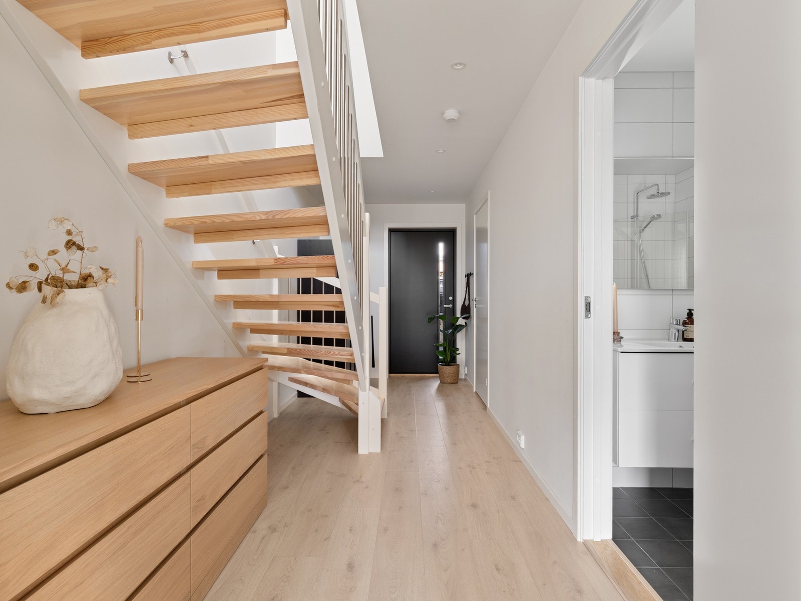 Entreen er lysmalt og listefritt til tak, samt parkett på gulv. Galleribilde