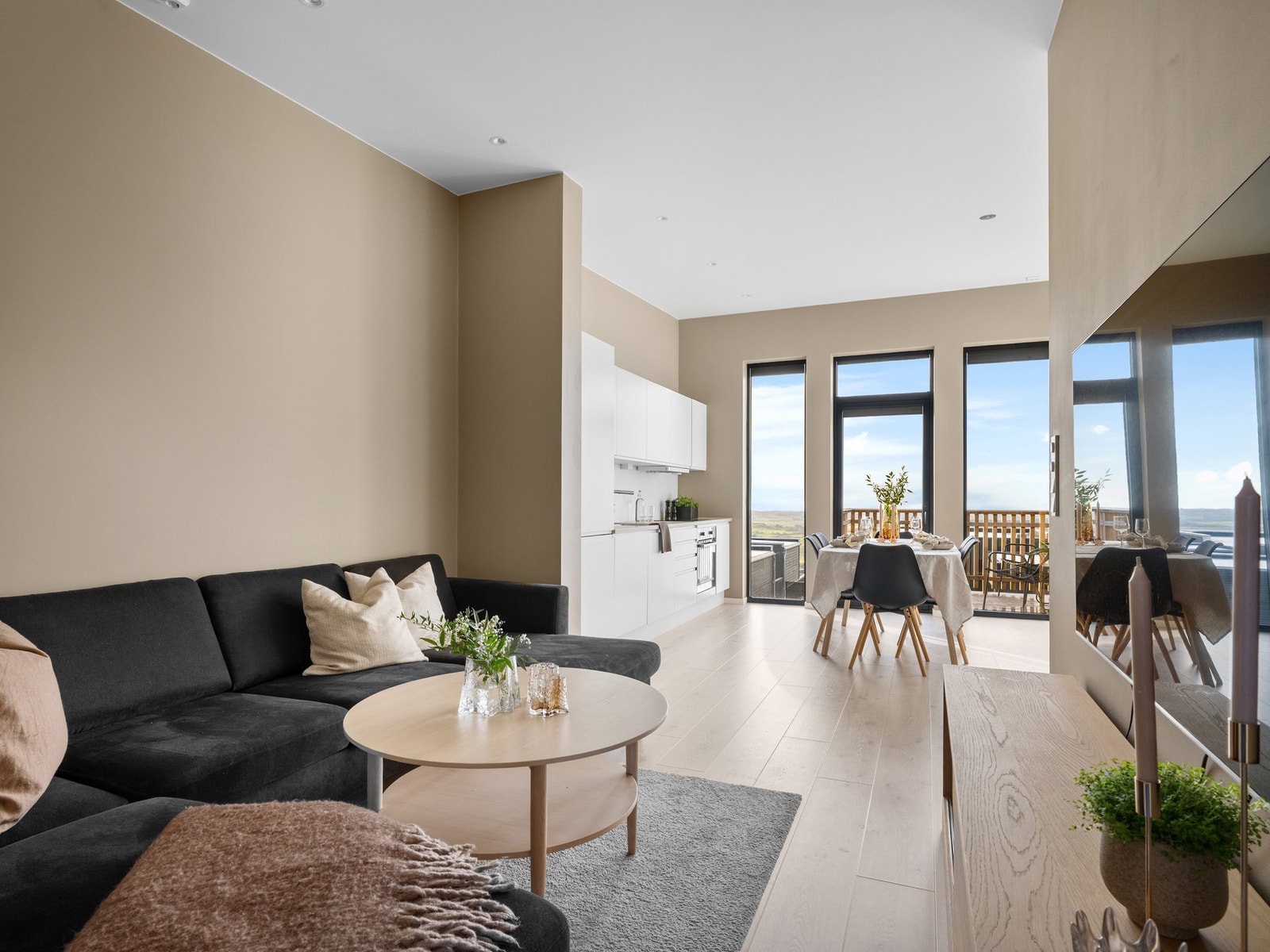 Stuen og kjøkkenet ligger i en velfungerende og åpen løsning. Galleribilde