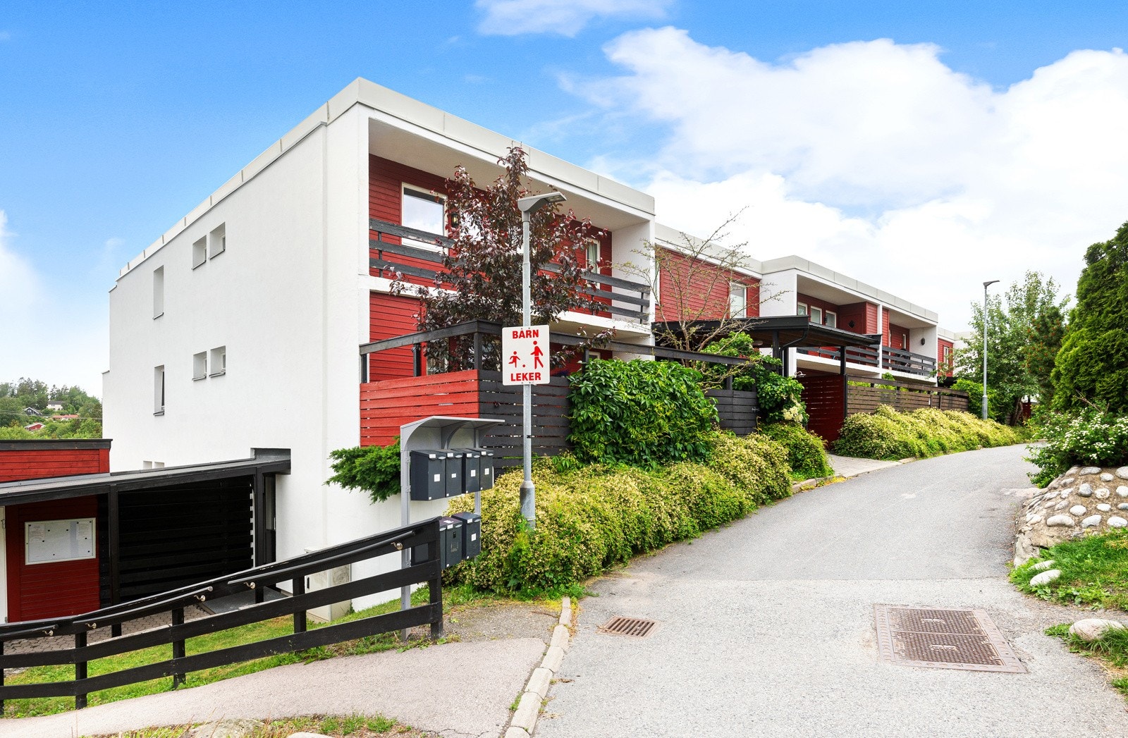 Veldrevet borettslag. Fra leilighet til garasjen kan en kan gå "tørrskodd" Galleribilde