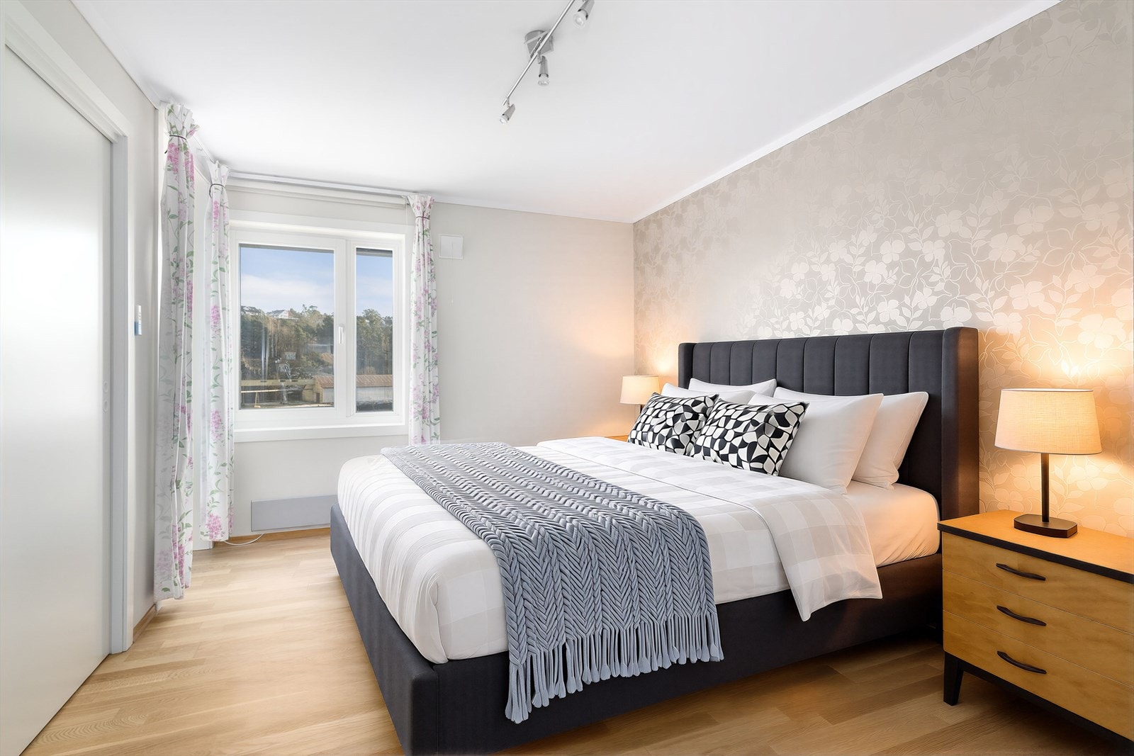 Soverommet har god størrelse med fin plass til stor seng og gode med oppvabaringsplass for klær i walk-in closet. (Digital møblering- kun en illustrasjon) Galleribilde