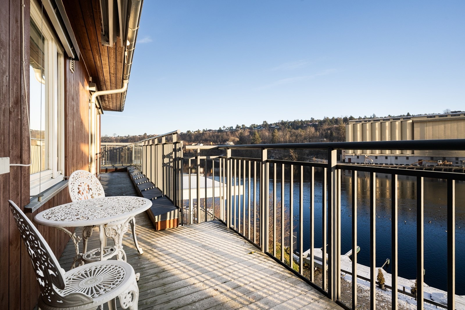 Fra soverommet er det utgang til balkongen med utsikt mot elva. Galleribilde