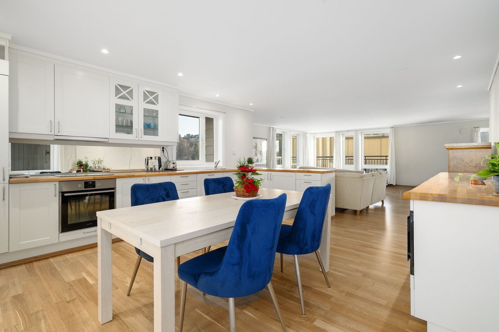 Hvitevarene er integrert og består av stekeovn, platetopp, kjøl-/ fryseskap, mikrobølgeovn og oppvaskmaskin. Innredningen består av over- og underskap som gir rikelig med oppbevaringsplass samt gode arbeidsflater på benken. Galleribilde