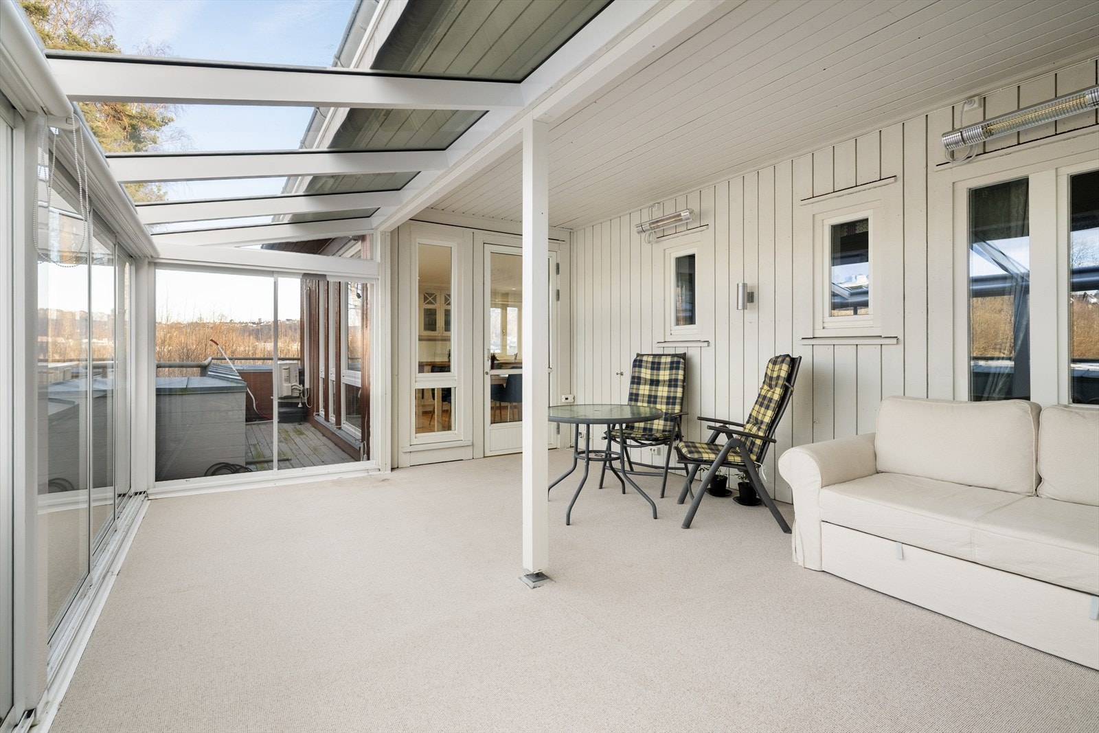 Balkongen har glassvegger som kan åpnes etter eget ønske og rullegardiner for solskjerming. Galleribilde