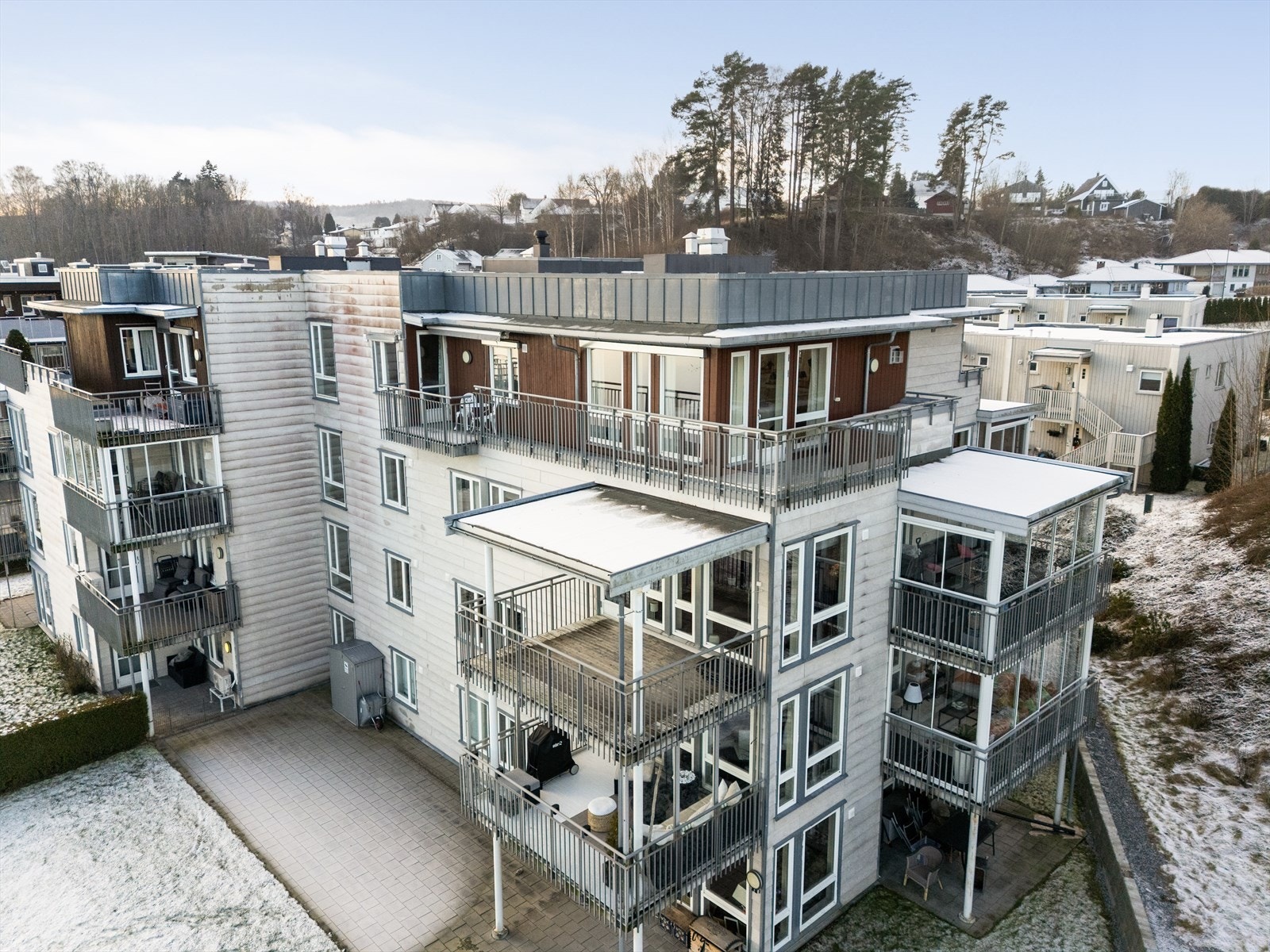 Flott beliggenhet i 4. etasje med svært gode sol- og lysforhold, med utgang til 2 balkonger. Galleribilde