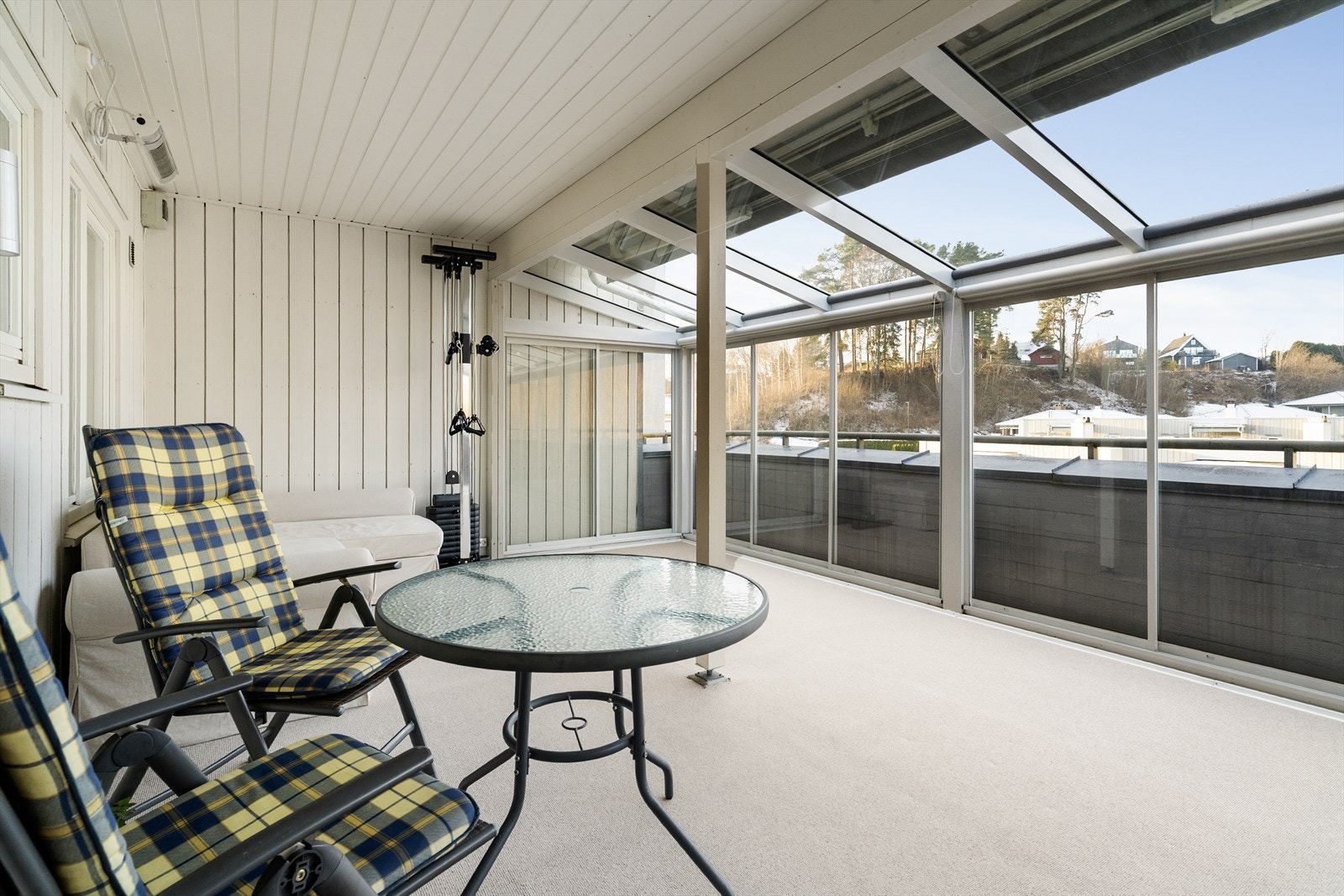 Fra kjøkkenet er det utgang til innglasset og romslig balkong med god plass til utemøblement. Galleribilde