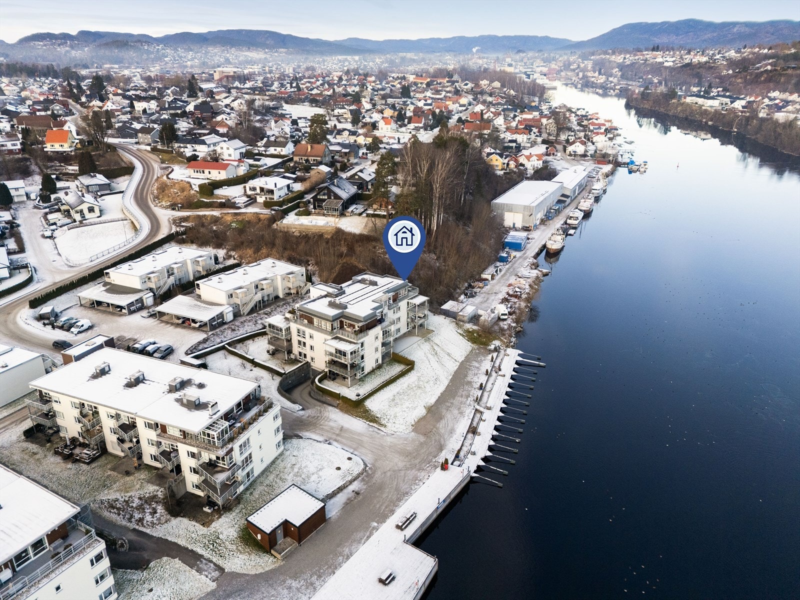 Her har du nærhet til elva, med egen båtplass og tilgang til brygge med badstue. Galleribilde