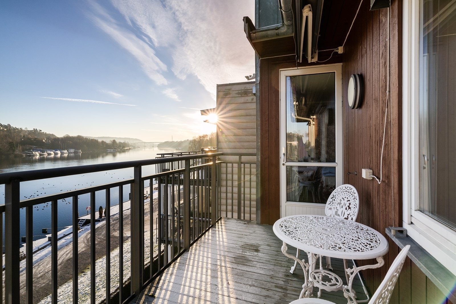 Nydelig utsikt mot vannspeilet på Skienselva. Galleribilde