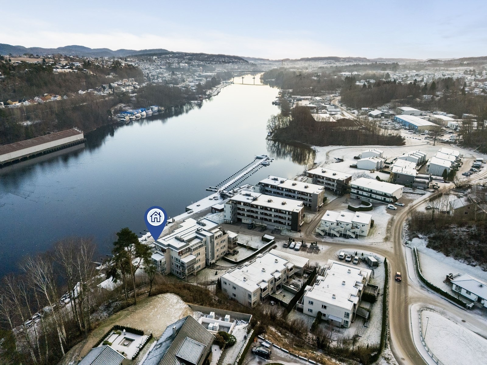 Med boligens umiddelbare nærhet til elva, er det fint å legge rusleturen langs denne, og nyte de idylliske omgivelsene. Galleribilde