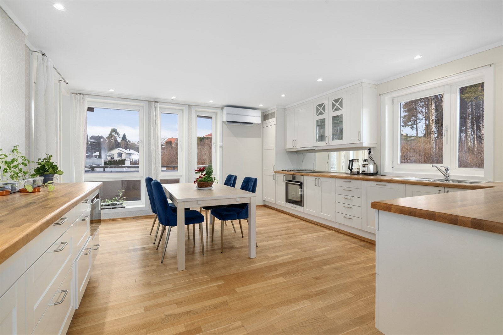 Kjøkkenet har hvit og tidløs innredning fra Sigdal med profilerte fronter, hvor to av dørene er vitrineskap. Benkeplaten er i heltre og har nedfelt dobbel oppvaskkum med etthånds blandebatteri. Galleribilde