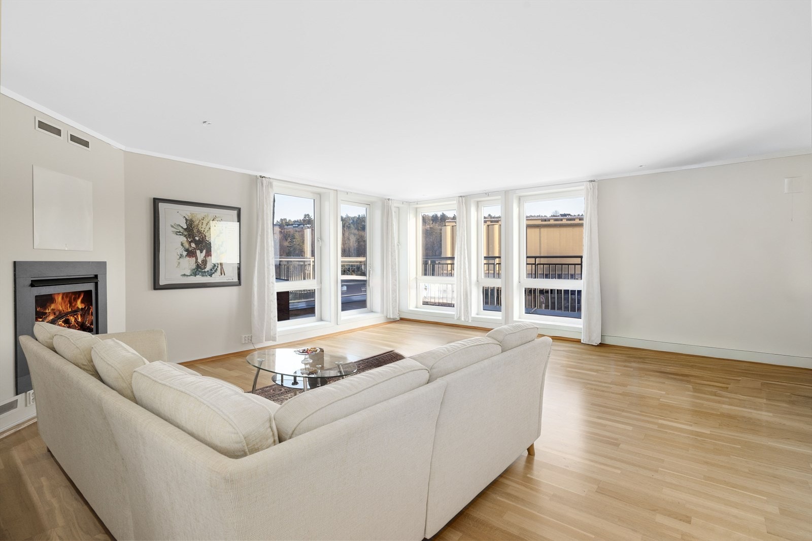 Lys og innbydende stue med store vindusflater som slipper inn rikelig med naturlig lys. Galleribilde