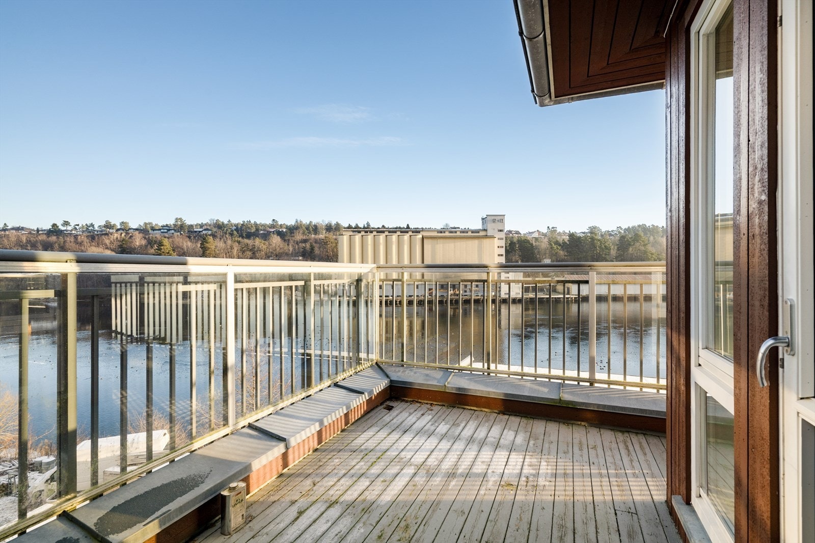 Fra stuen er det utgang til flott balkong hvor du kan nyte morgenkaffen i fred og ro, med flott utsikt mot elva. Galleribilde