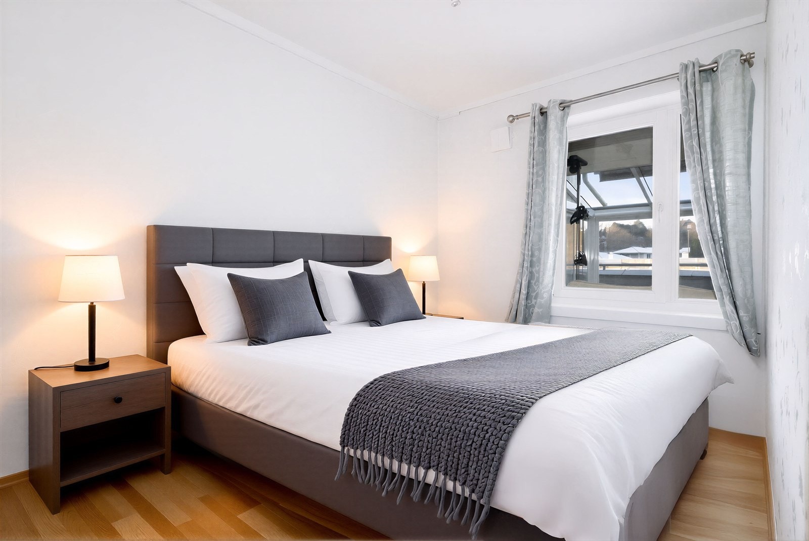 Soverom 2 har god plass til seng og garderobeløsning. (Digital møblering- kun en illustrasjon). Galleribilde