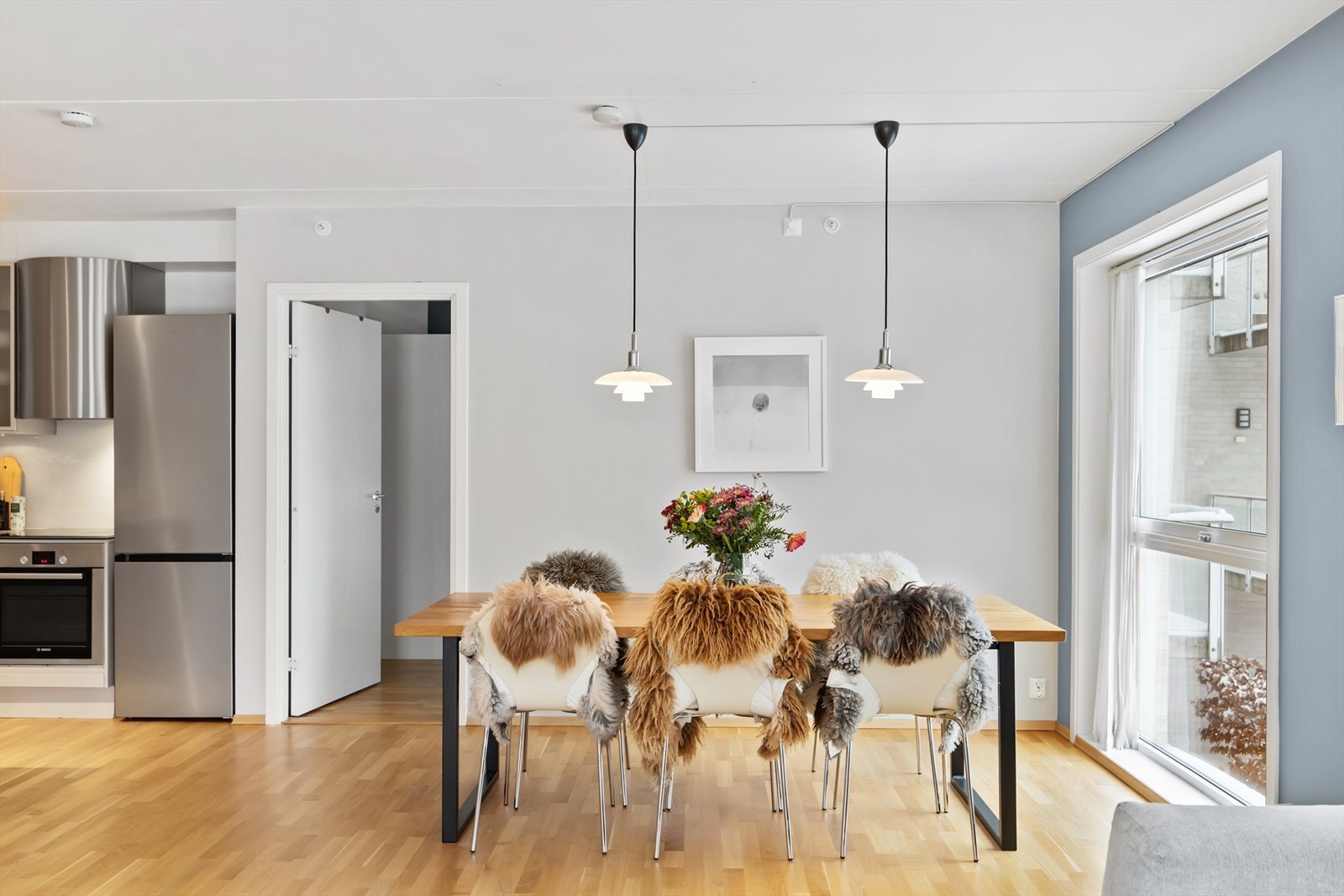 Stuen gir rikelig med plass til et stort spisebord og fungerer som et naturlig samlingspunkt for både hverdagsbruk og gjester. Galleribilde