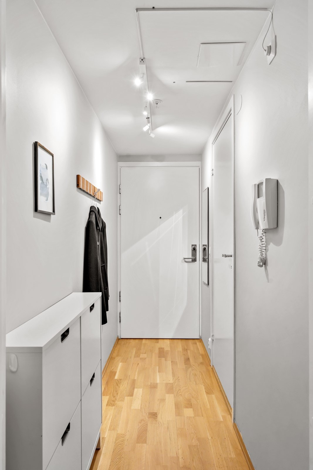 Leiligheten har en innbydende entré som skaper et umiddelbart godt førsteinntrykk. Leiligheten har også callinganlegg med kamera. Galleribilde