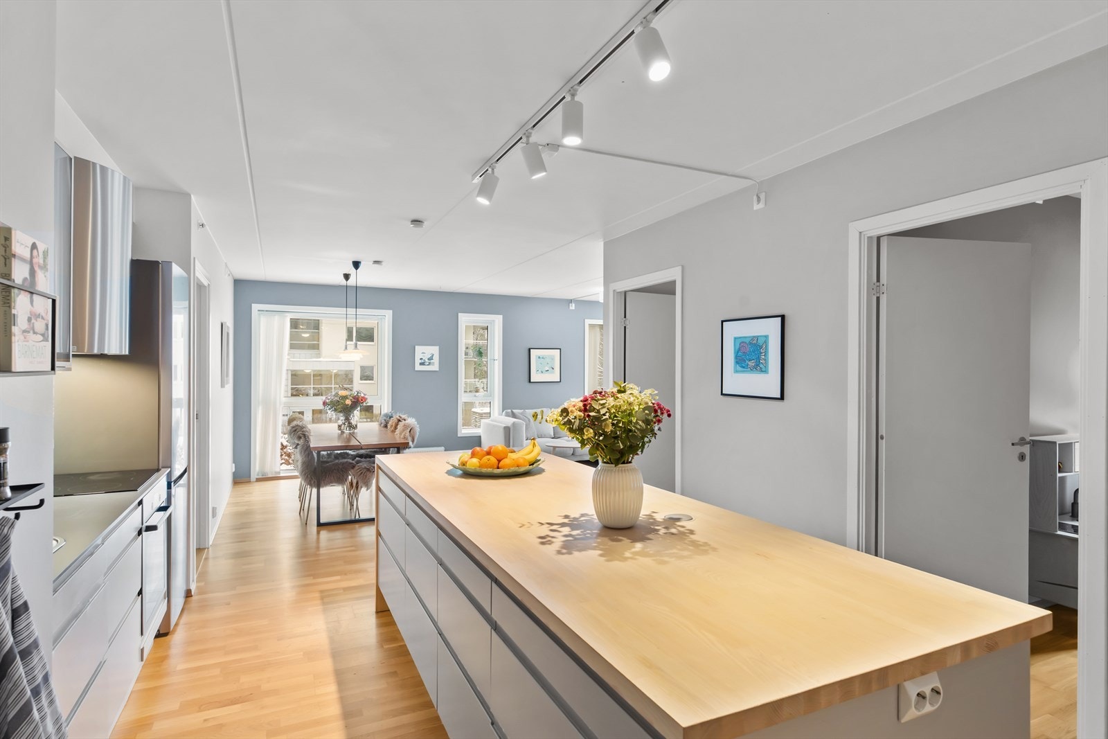 Et kjøkken som virkelig innbyr til matlaging, med romslige arbeidsflater og gode arbeidsforhold. Galleribilde