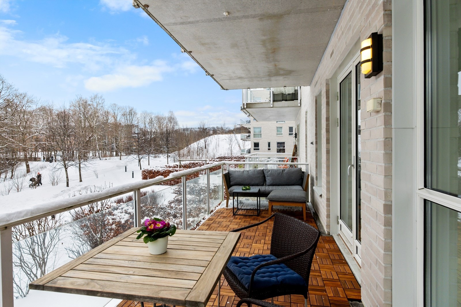 Svært hyggelig vestvendt balkong på 12 kvm med flott utsyn utover Akerselva. Galleribilde