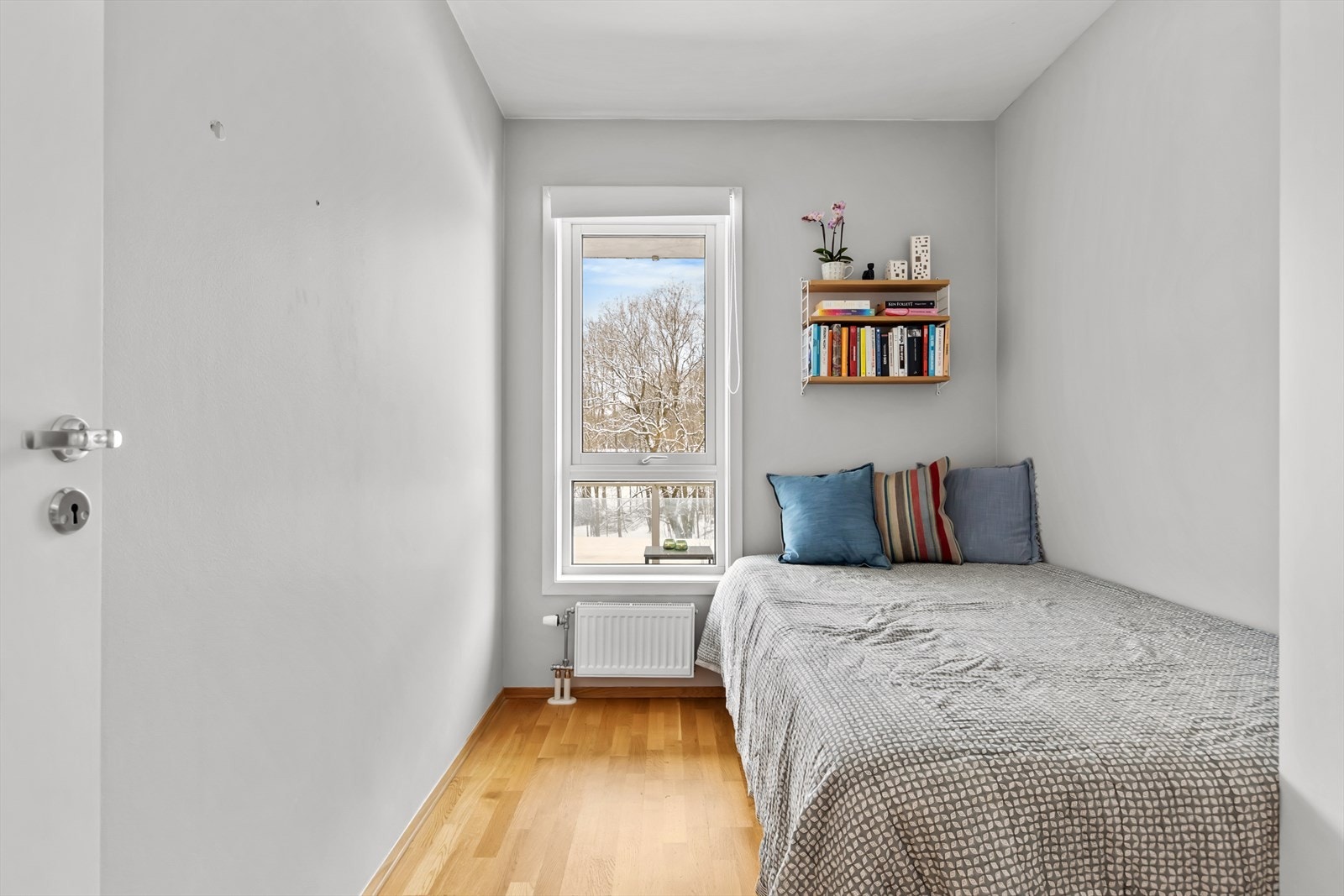 Soverom 2 egner seg godt som barnerom, gjesterom eller hjemmekontor, tilpasset ulike behov. Galleribilde