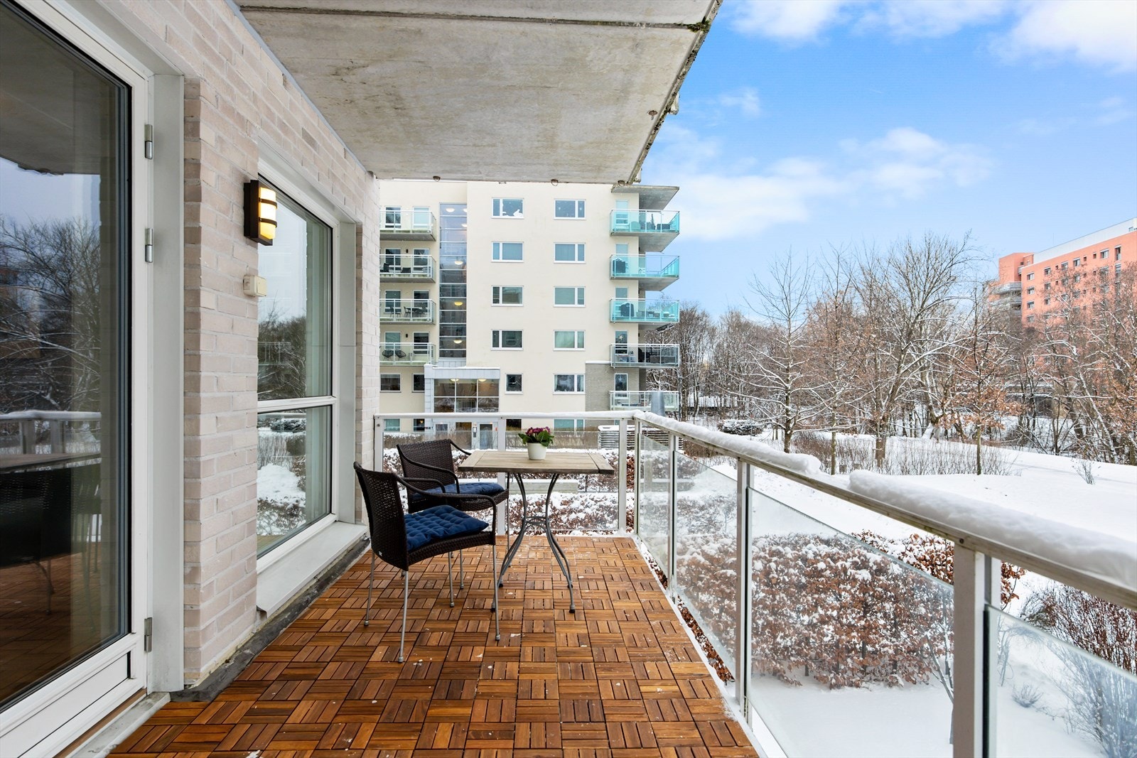 Leiligheten byr på en romslig, vestvendt balkong på ca. 12 kvm med flott utsyn over Akerselva, som gir en lun og attraktiv uteplass med solrike dager. Galleribilde