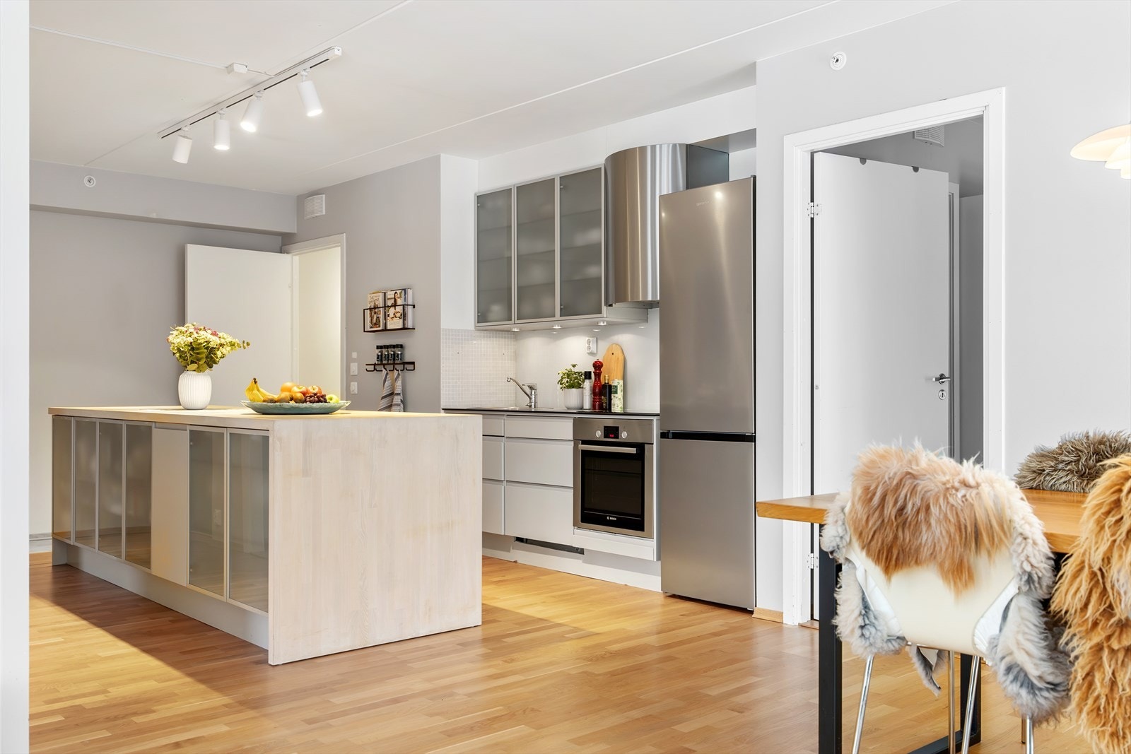 Kjøkkenet fremstår som moderne og stilrent, med rikelig skap- og benkeplass samt en praktisk kjøkkenøy som bidrar til både funksjonalitet og sosial sone. Galleribilde