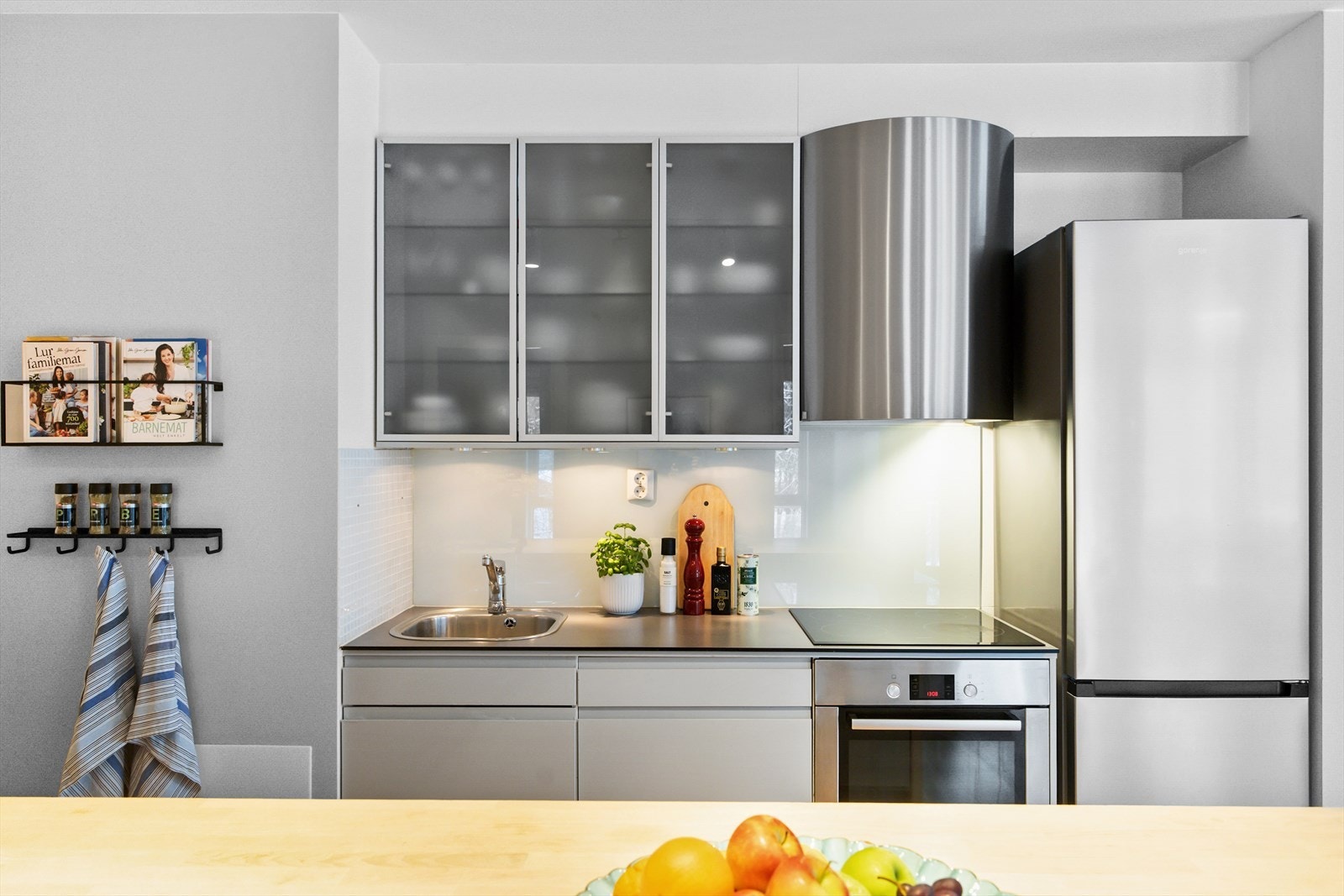 Kjøkkenet er utstyrt med integrerte hvitevarer, herunder induksjonsplatetopp, stekeovn og oppvaskmaskin. Videre medfølger frittstående kjøleskap og fryser. Galleribilde