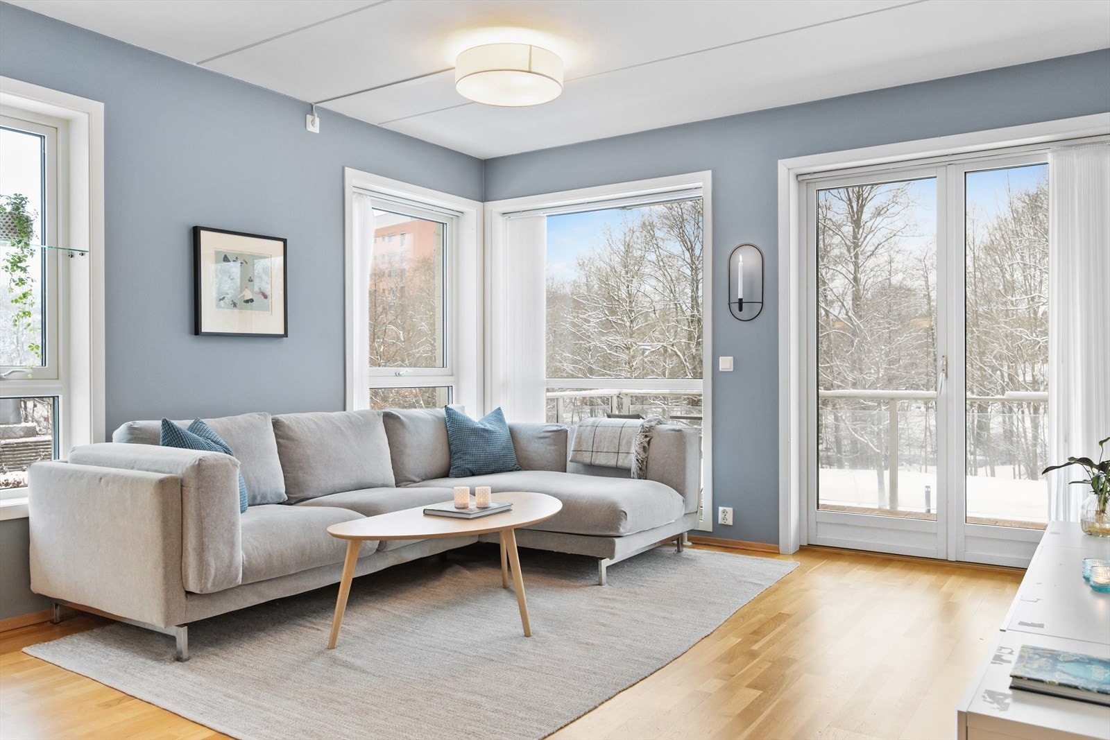 Rommet har parkettgulv og overflater malt i delikate, moderne fargetoner, som skaper en lun og harmonisk atmosfære. Galleribilde