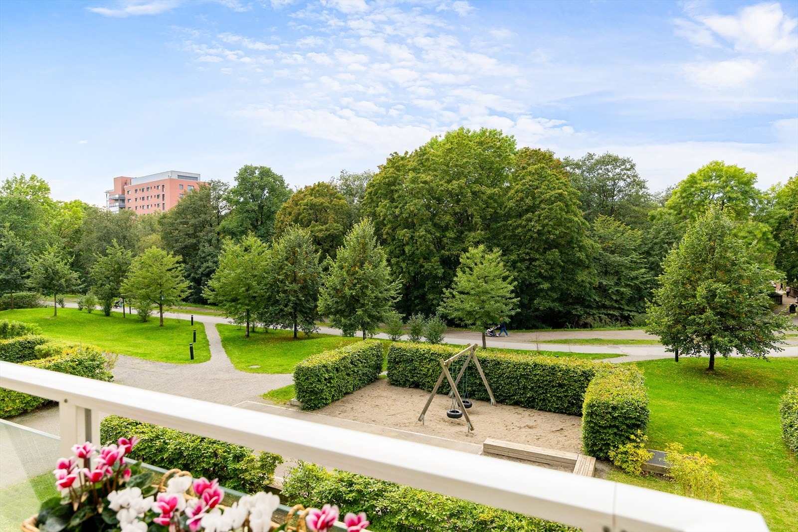 Akerselva som idyllisk nærmeste nabo. Bildet er til illustrasjon og tatt fra en annen leilighet. Galleribilde