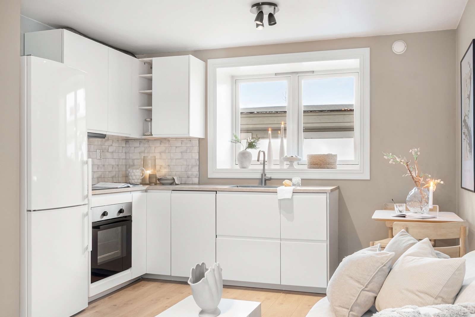 Alle hvitevarene på kjøkkenet medfølger handelen. Galleribilde