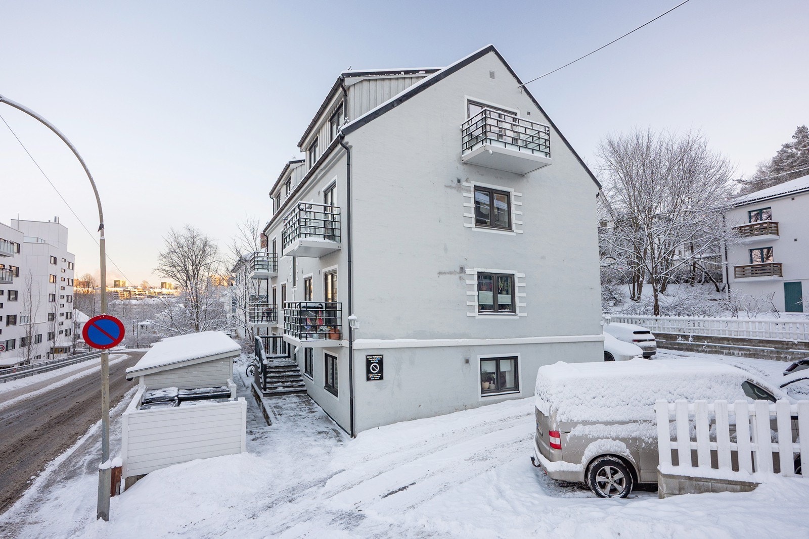 Borettslaget disponerer flere p-plasser. Med leiligheten følger rett til p-plass (se salgsoppgave for mer informasjon)! Galleribilde