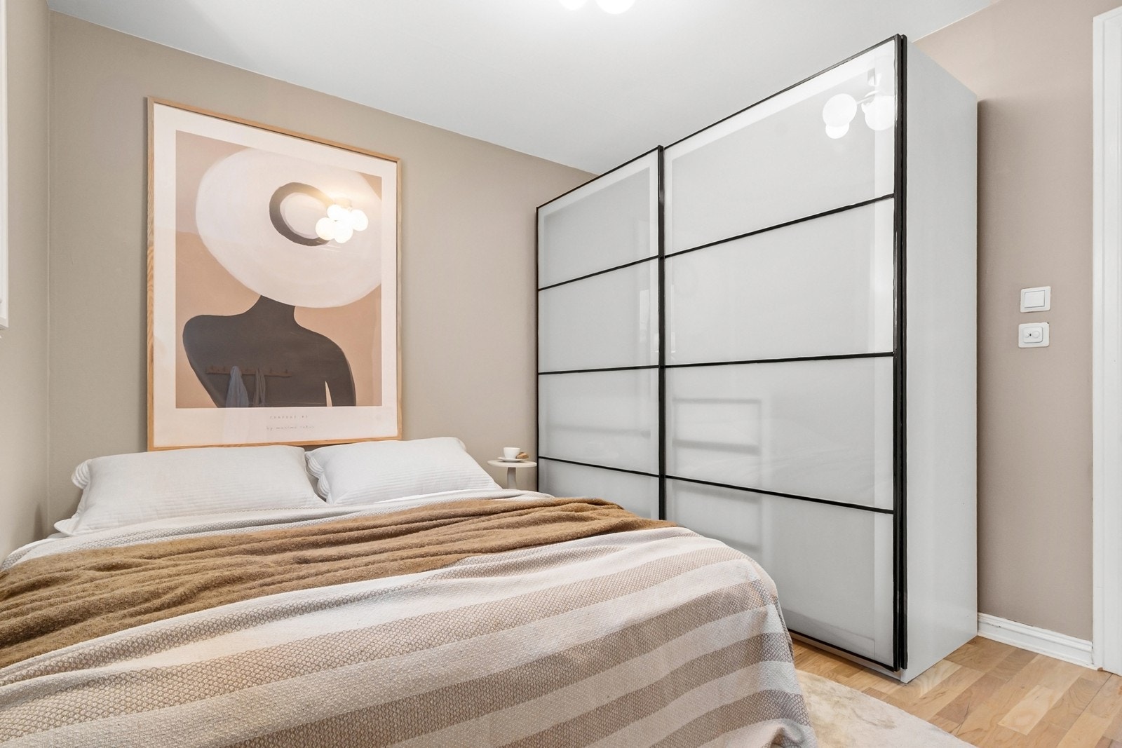 Integrert skyvedørsgarderobe gir rikelig med klesoppbevaring. Galleribilde