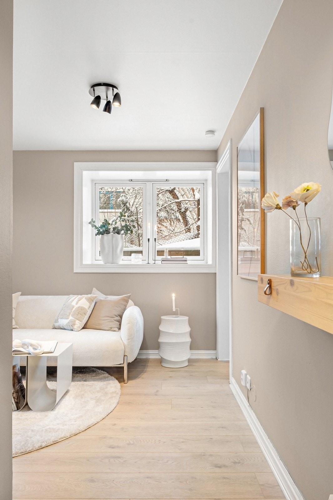 Leiligheten oppleves som lys og innbydende med behagelig farge- og materialvalg. Galleribilde
