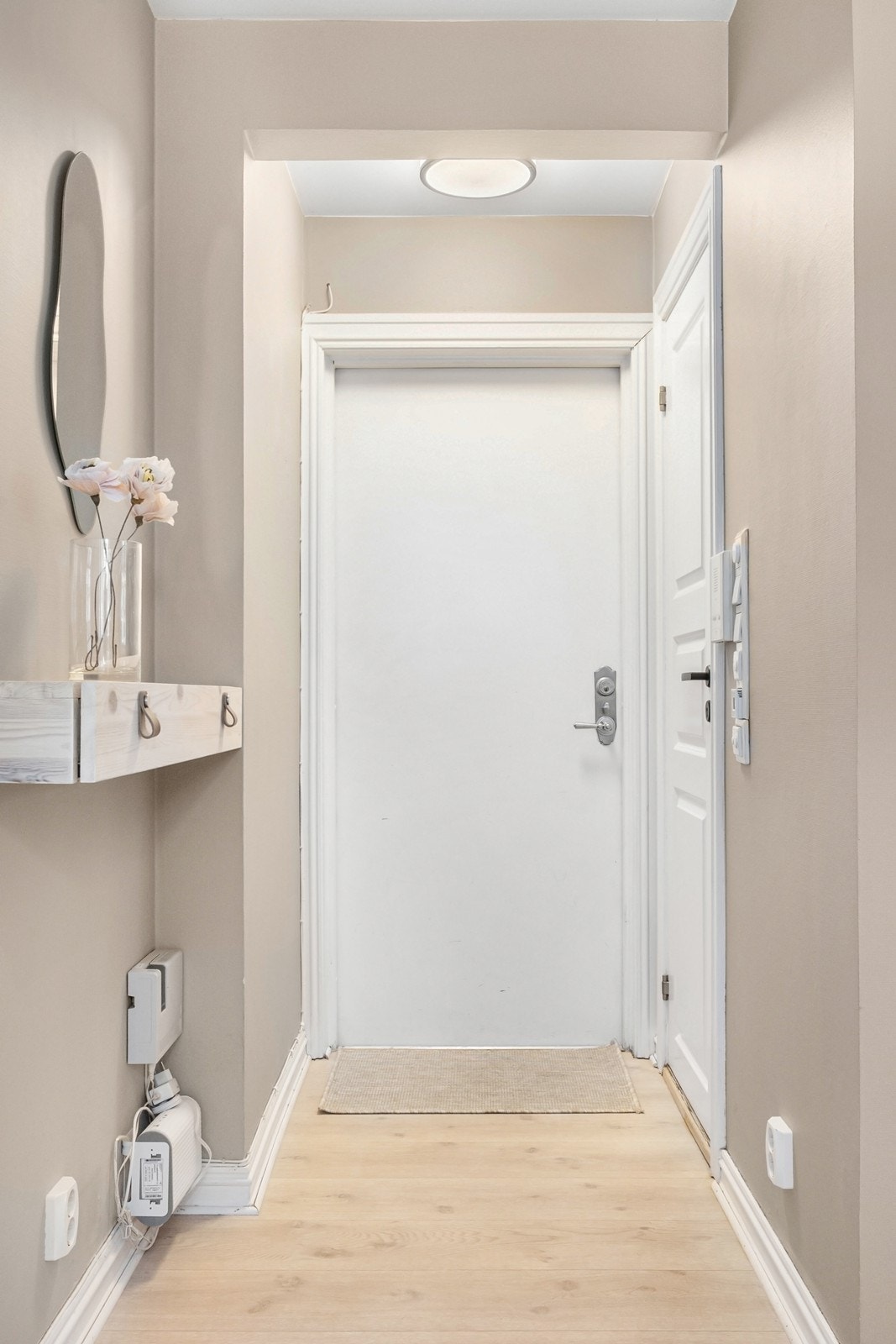 Entrè med inngang til baderom og videre inn til stue/kjøkken. Galleribilde