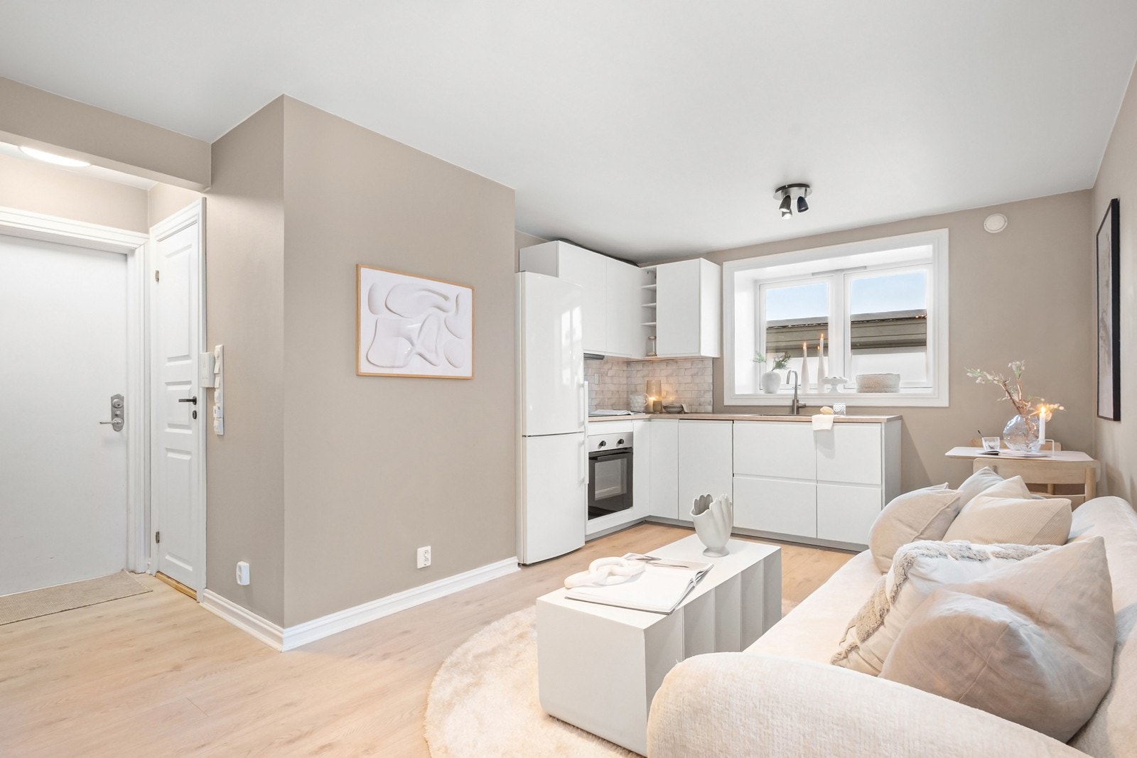 Det er plass til sofakrok med tv-anlegg, samt spisebord ved kjøkkenet. Galleribilde