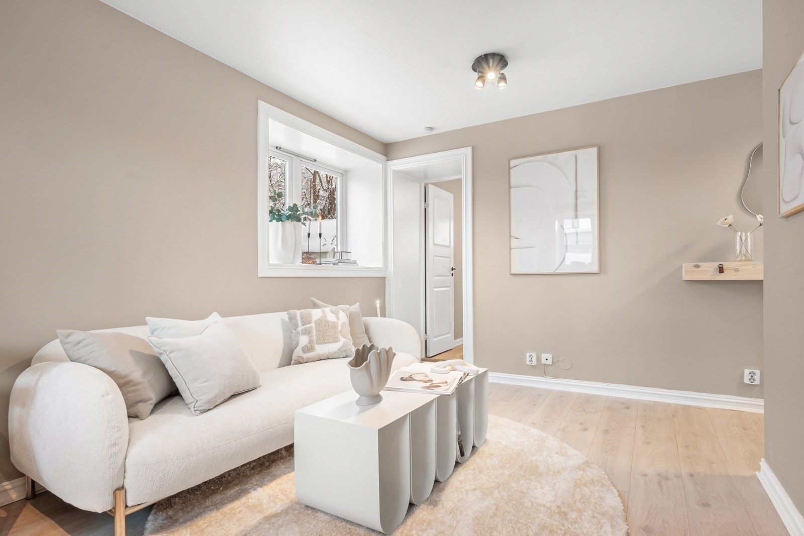 Fra stuen er det inngang til soverommet. Galleribilde