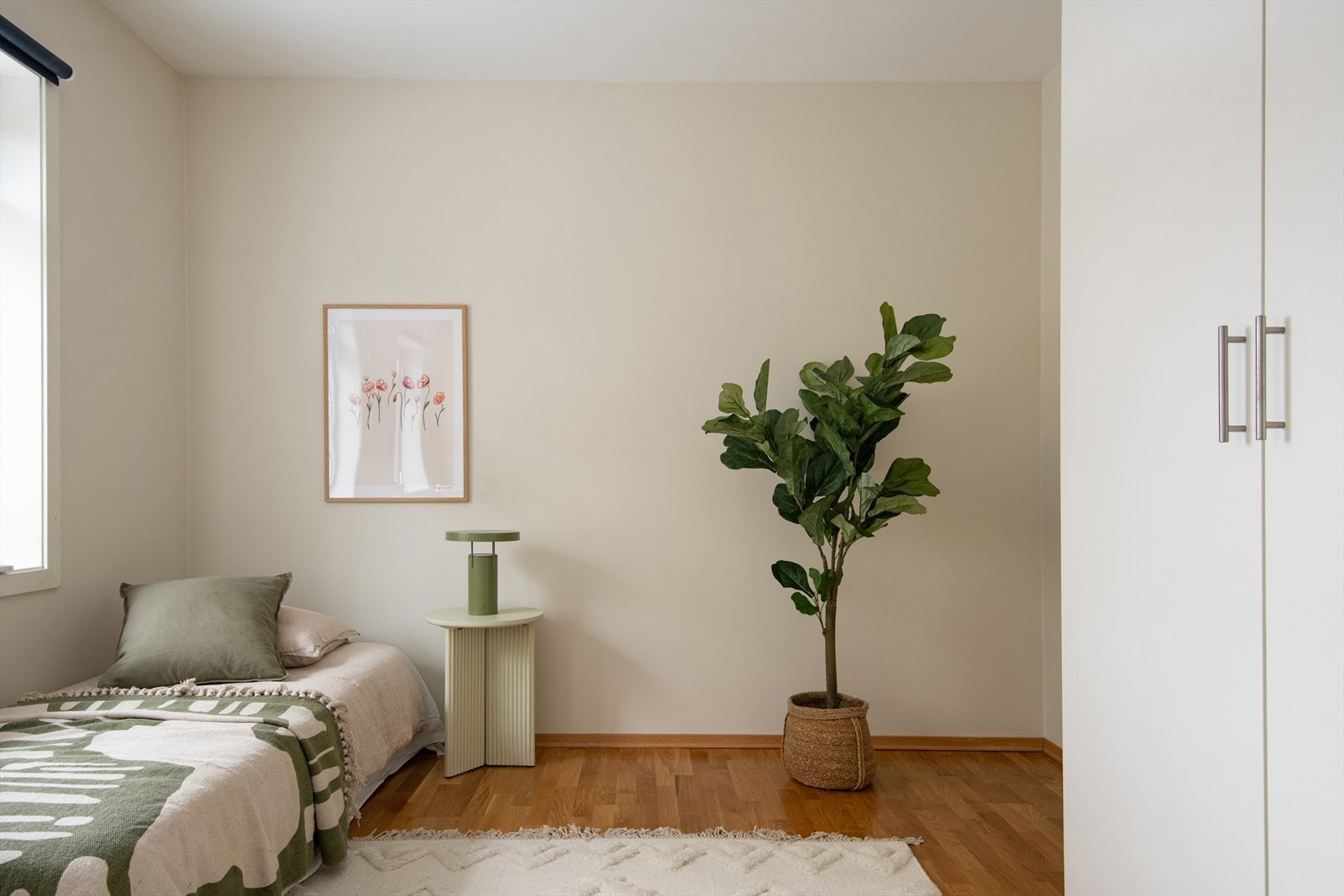 Soverommet har garderobeskap med god plass for oppbevaring. Galleribilde