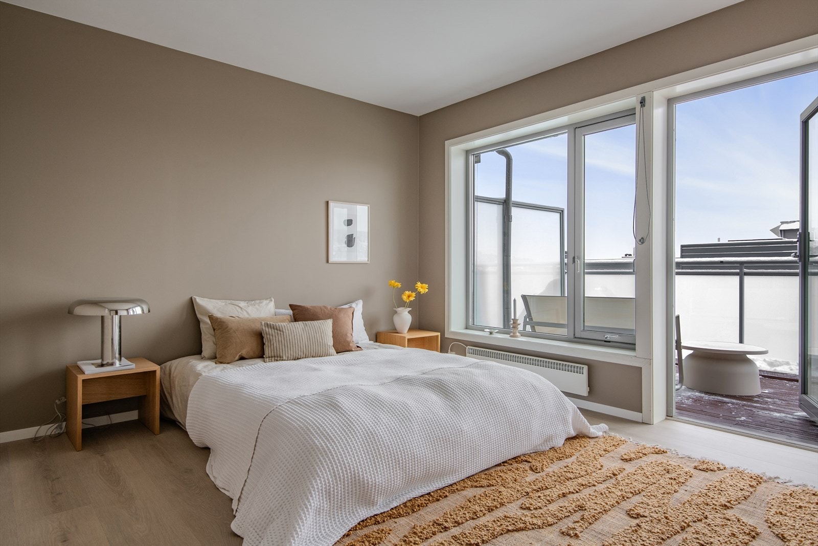 Hovedsoverommet er romslig og har god plass til dobbeltseng og annet møblement. Galleribilde