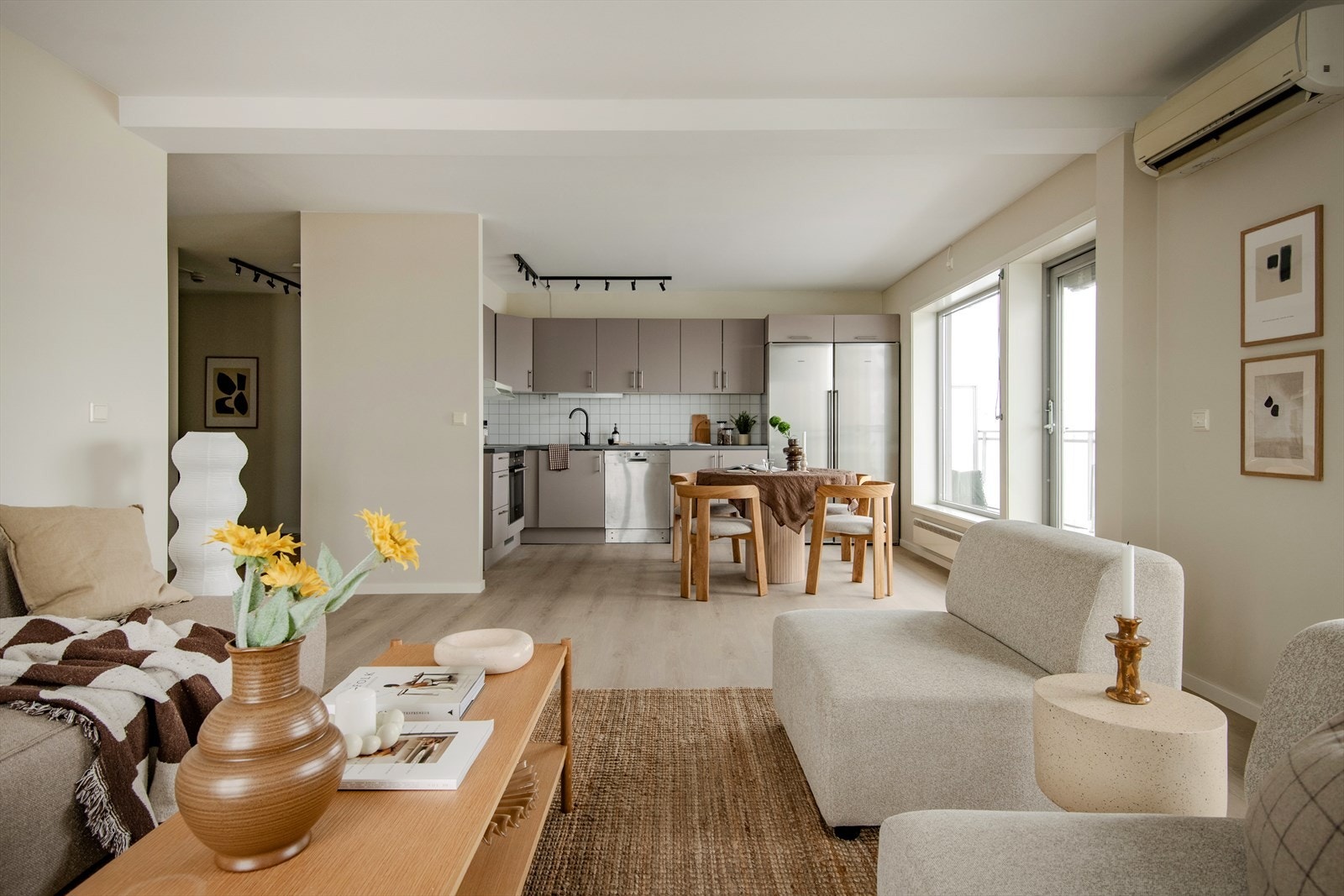 Store vindusflater gir rikelig med naturlig lys og en luftig romfølelse, samtidig som planløsningen legger til rette for både sosialt samvær og praktisk hverdagsbruk. Galleribilde