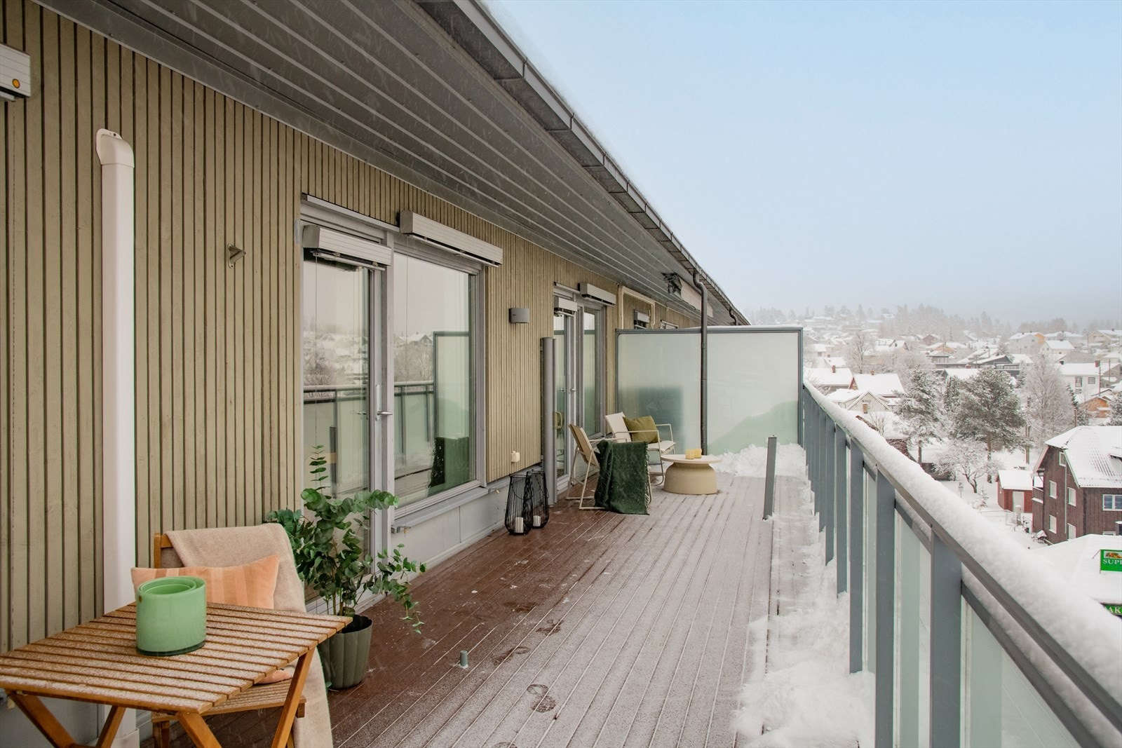 Terrassen har god plass til både sittegrupper og beplantning, og byr på herlige uteopphold store deler av året. Galleribilde