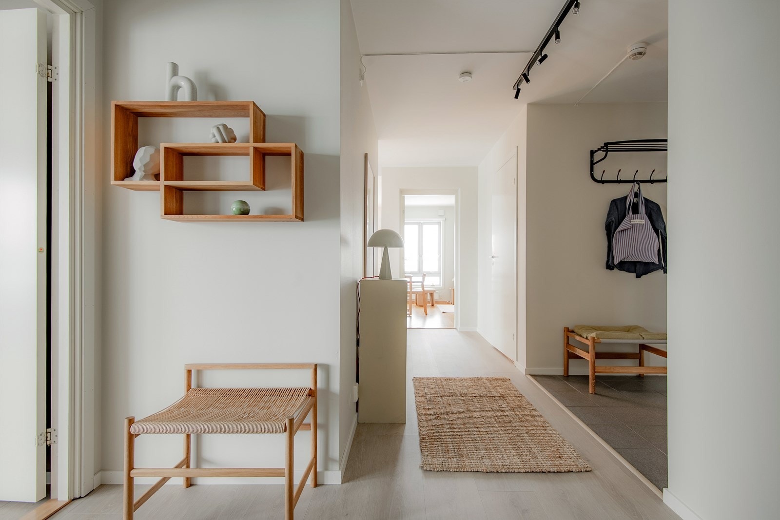 Lys og romslig entré med gode oppbevaringsmuligheter. I tilknytning til entréen finnes en praktisk, innvendig bod som gir ekstra lagringsplass. Galleribilde