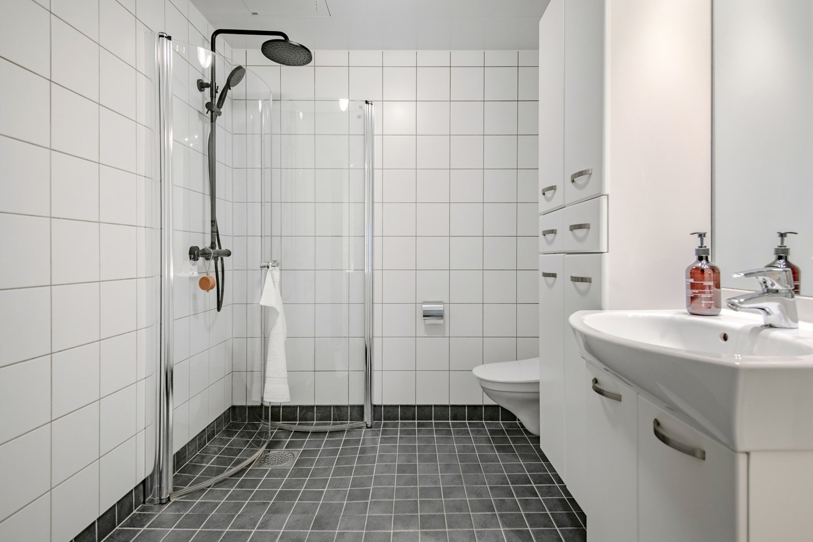 Romslig bad med flislagte overflater og behagelig gulvvarme. Galleribilde