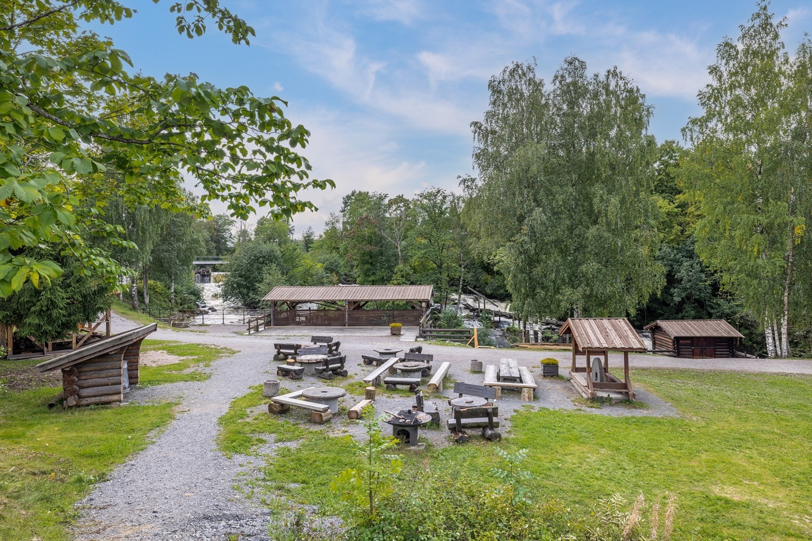 Naturskjønt turområde ved Sagdalen med sitteplasser og hyggelige omgivelser. Galleribilde